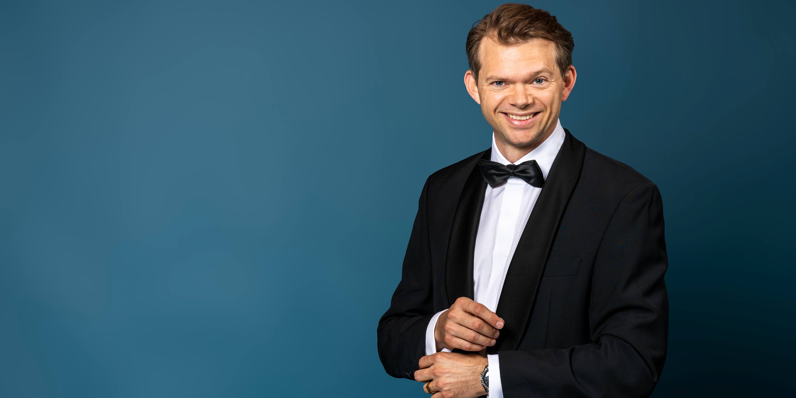 Sigurd Le Dous i jakkesæt. Han er vært på Nytårsgalla 2026.