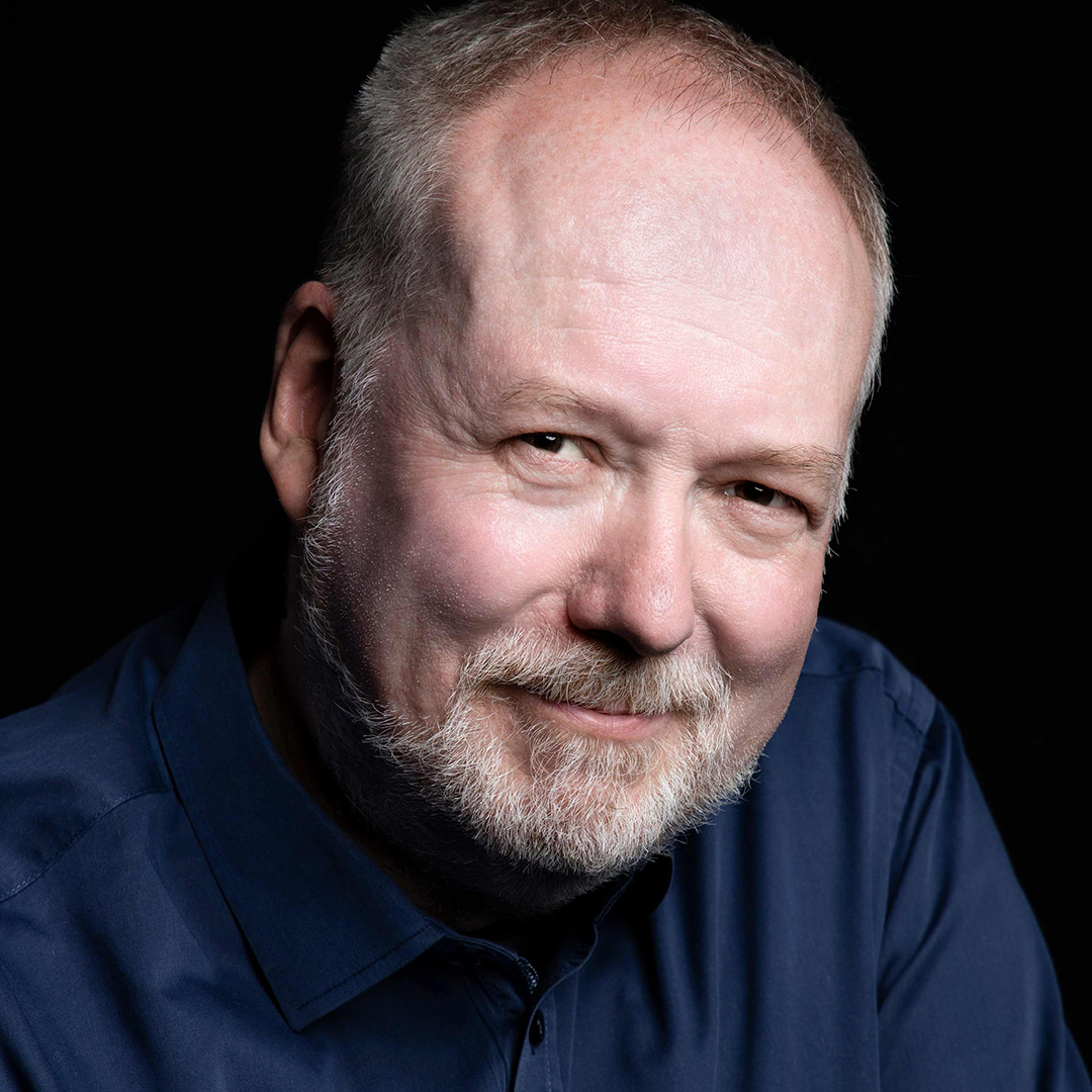 Jakob Stegelmann smiler skævt iført blålig skjorte.