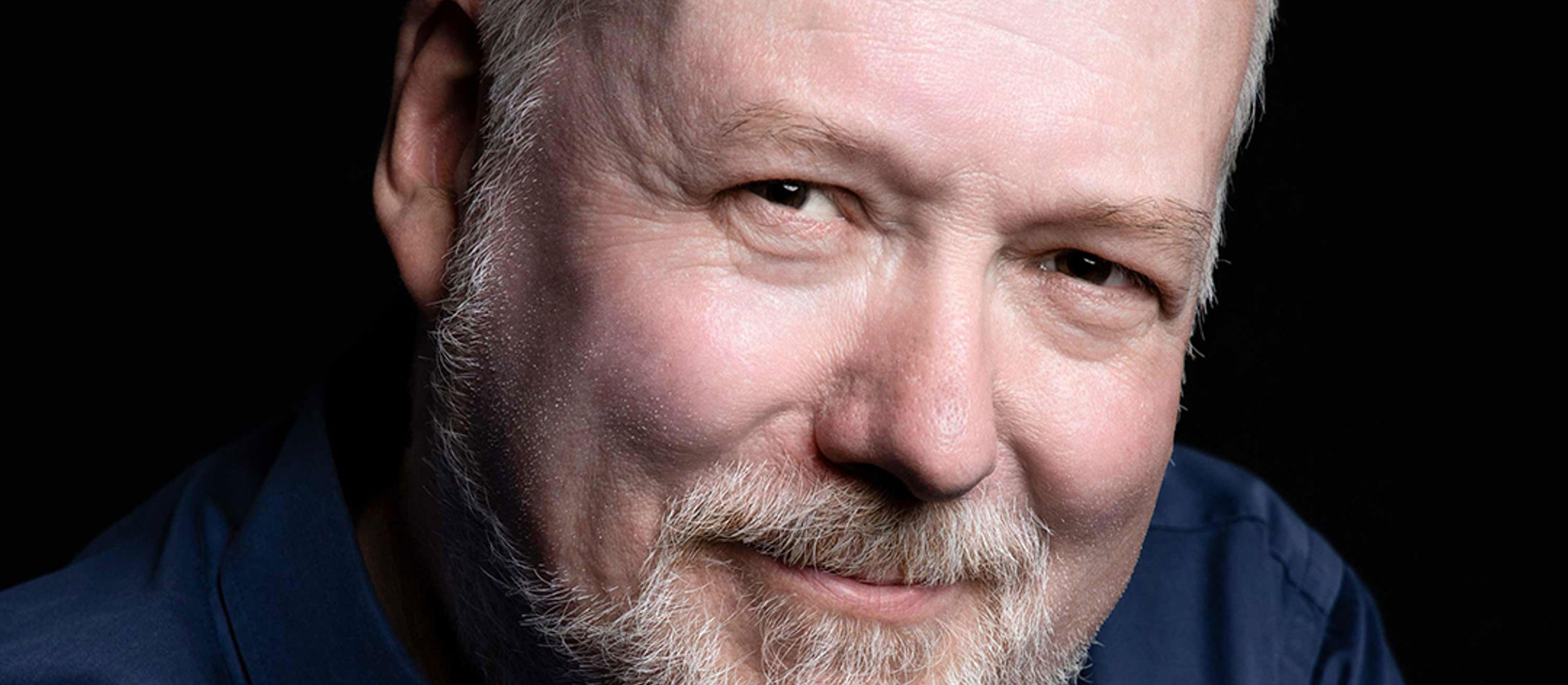 Jakob Stegelmann smiler skævt iført blålig skjorte.