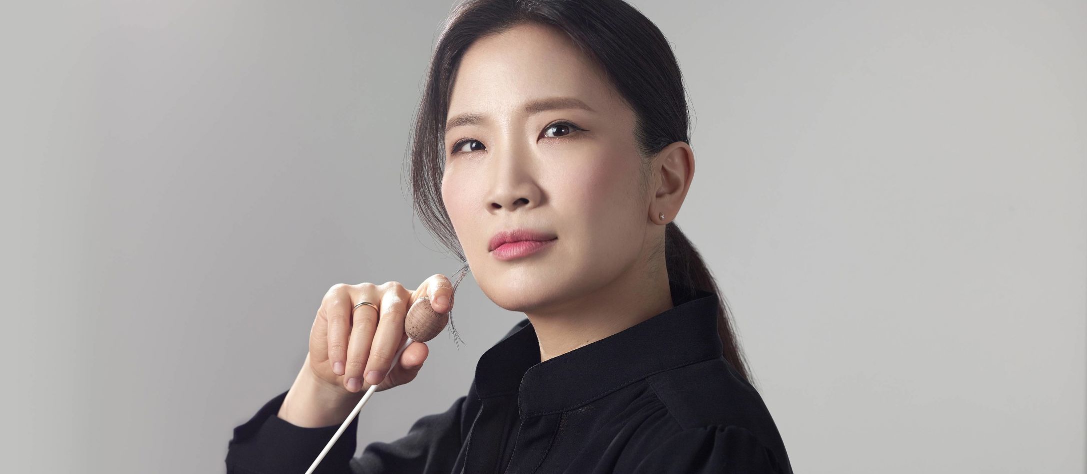 Eun Sun Kim iført sort med dirigentstav