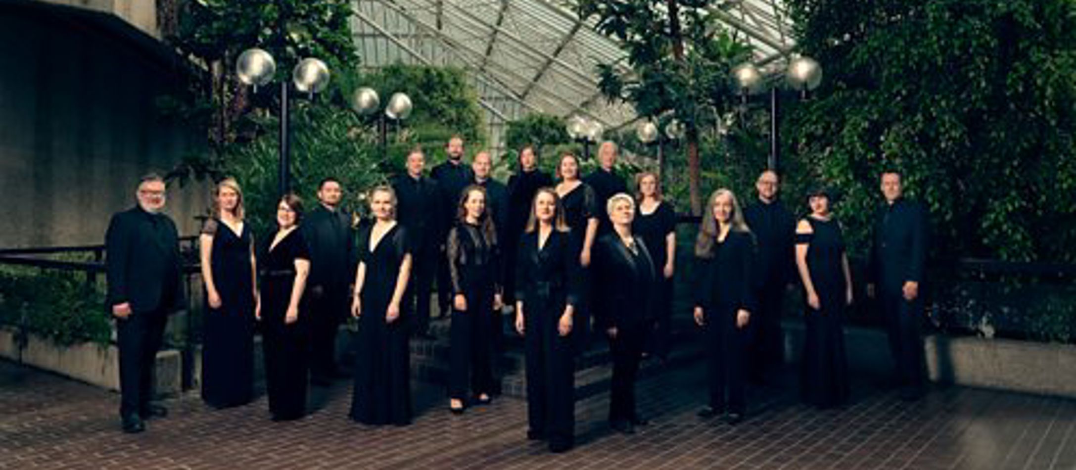 BBC Singers iført sort elegant tøj.