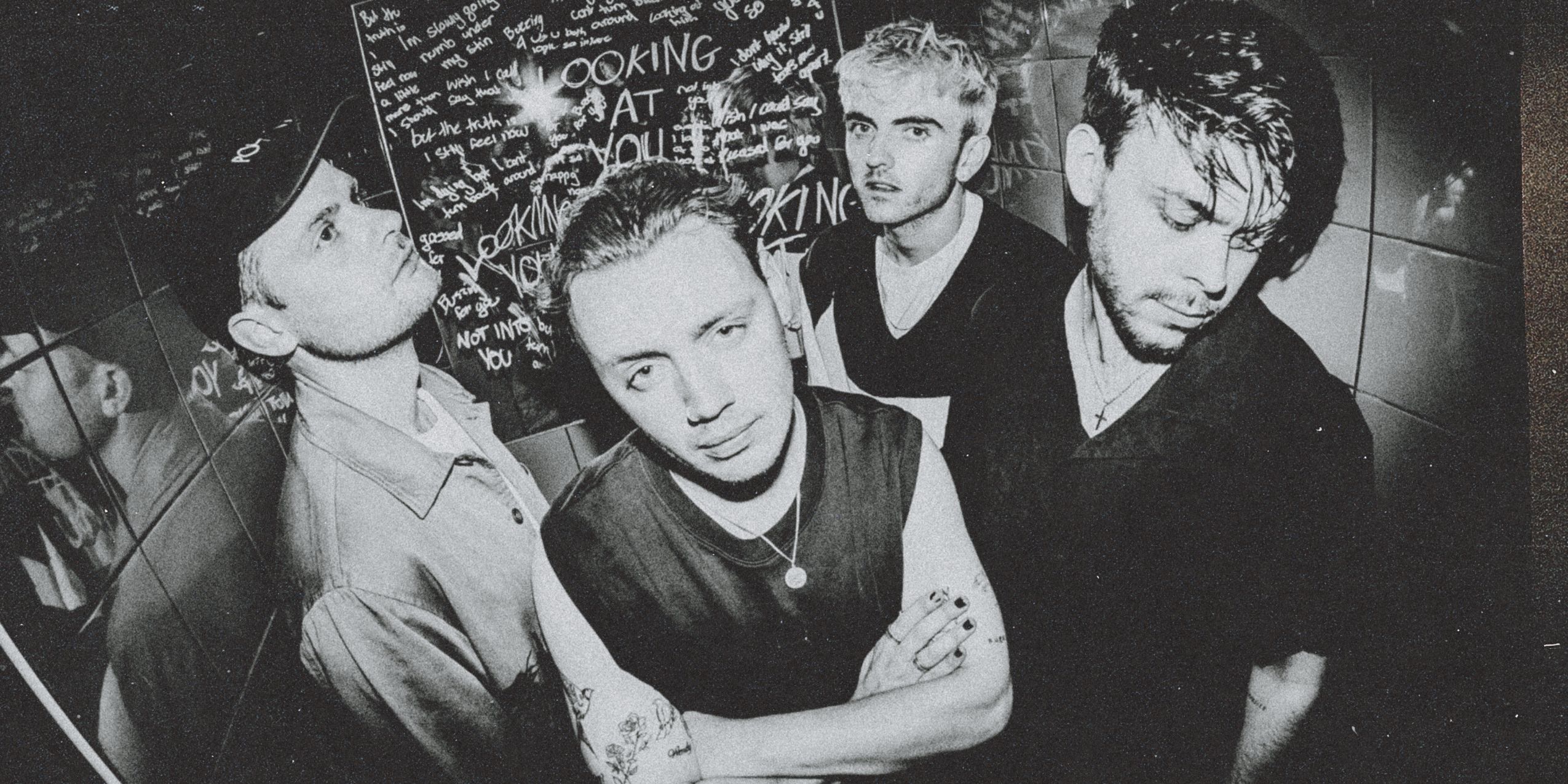 Bandmedlemmerne i Only The Poets i sort/hvid.