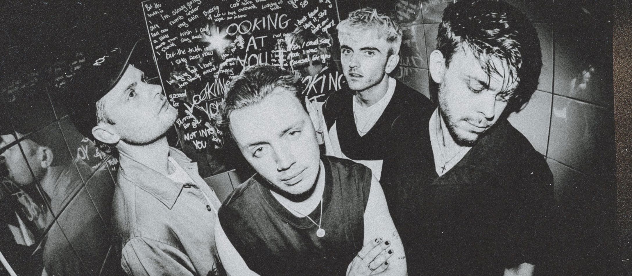 Bandmedlemmerne i Only The Poets i sort/hvid.