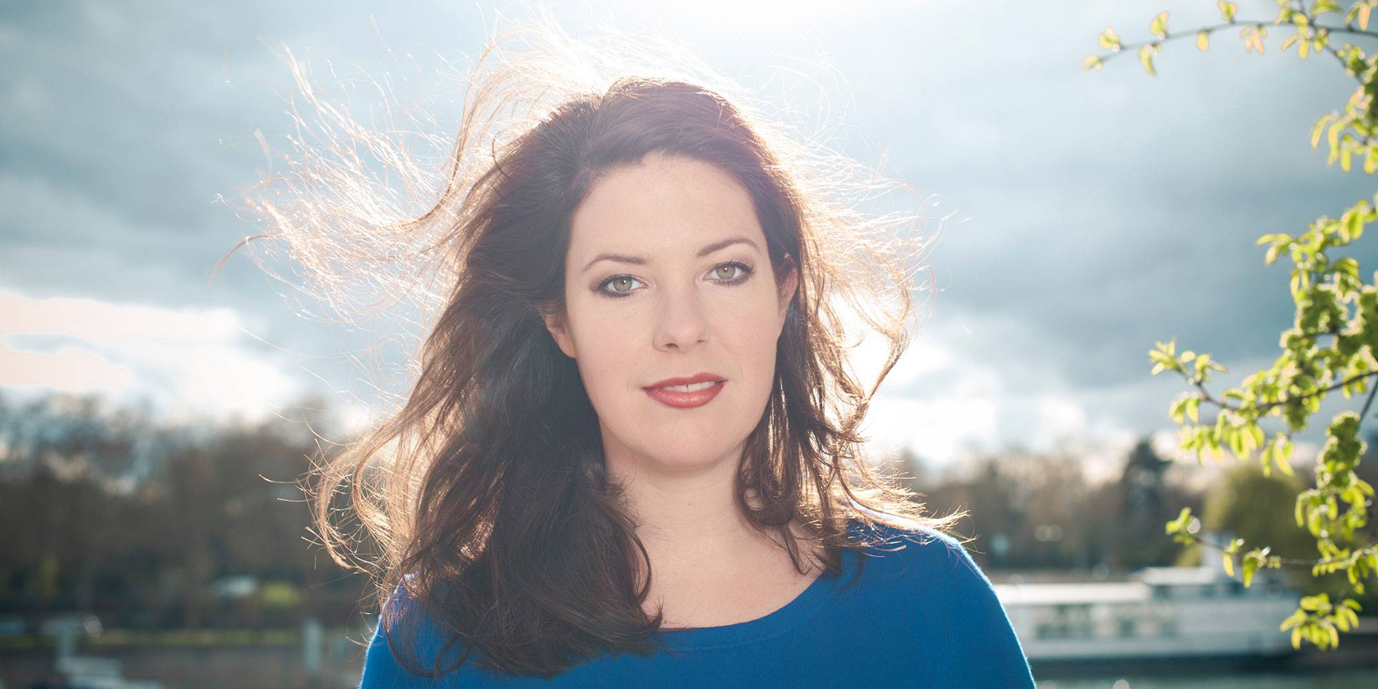 Wiebke Lehmkuhl  med vindblæst hår iført blå bluse
