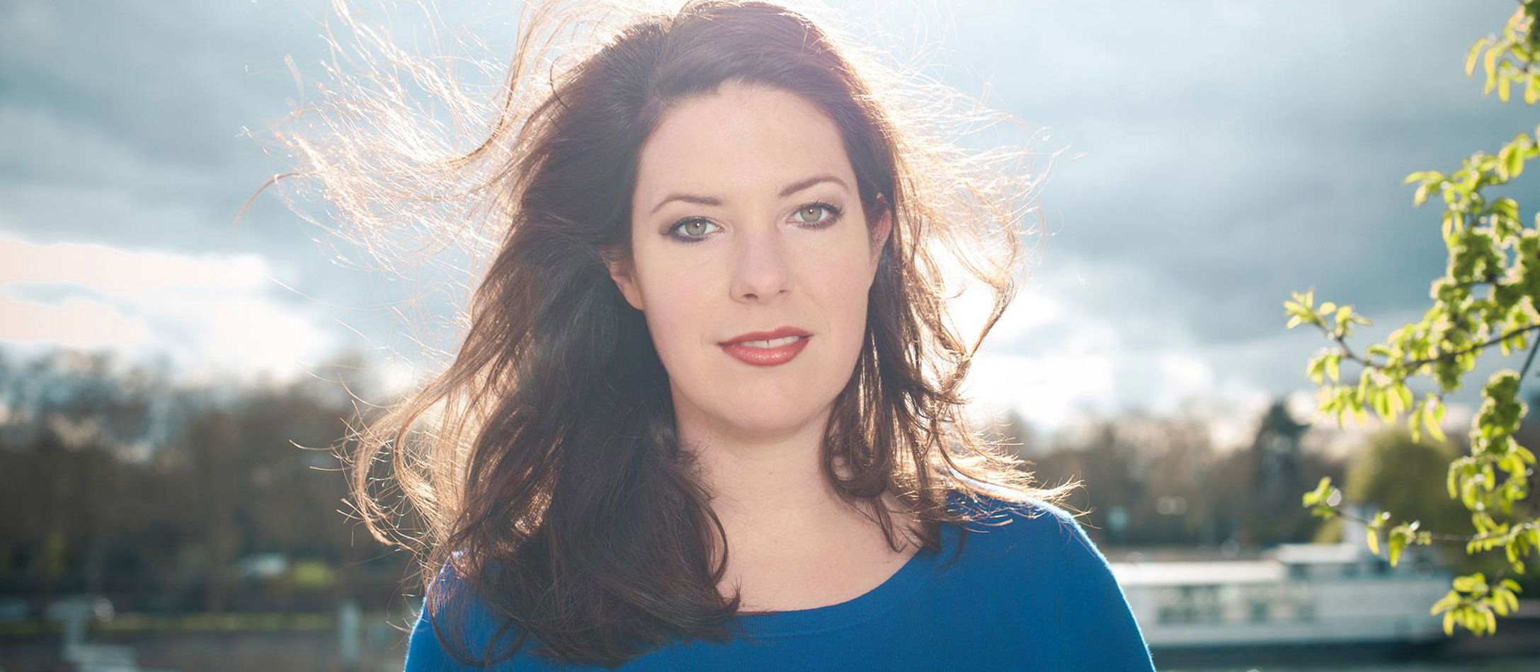 Wiebke Lehmkuhl med vindblæst hår iført blå bluse