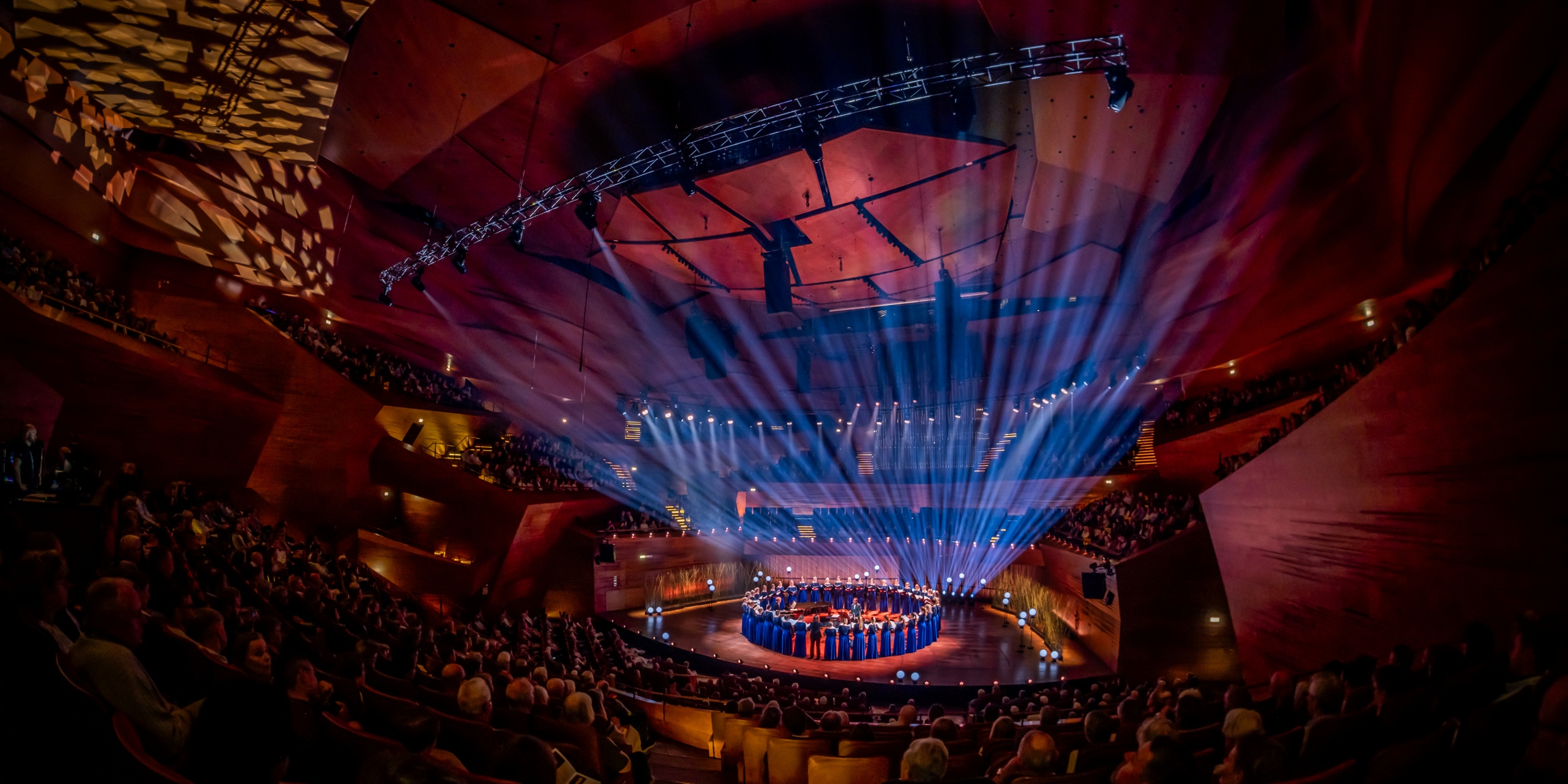 DR Pigekoret i Koncertsalen i blåt og rødt lys