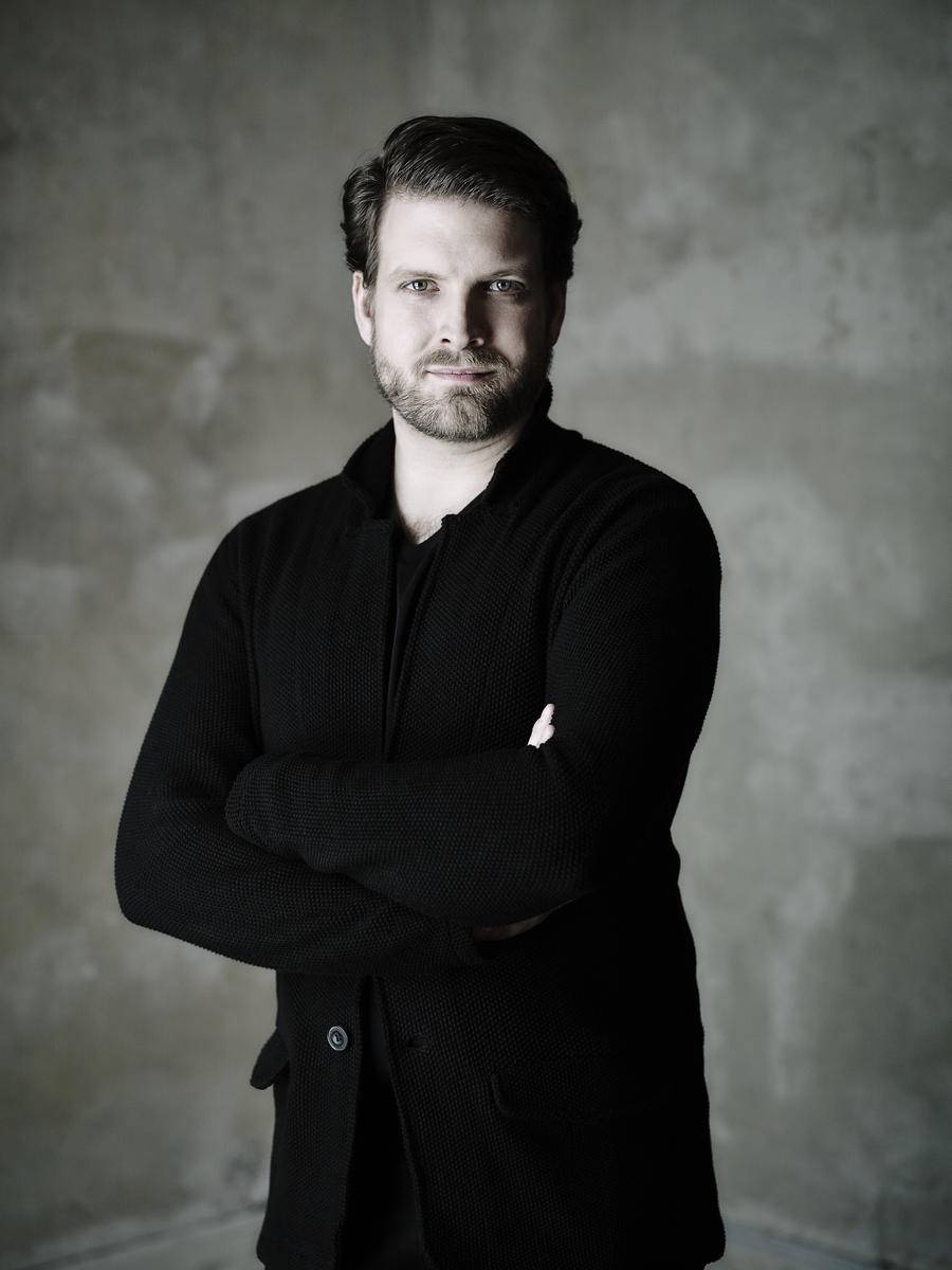 David Steffens med korslagte armen iført sort skjorte