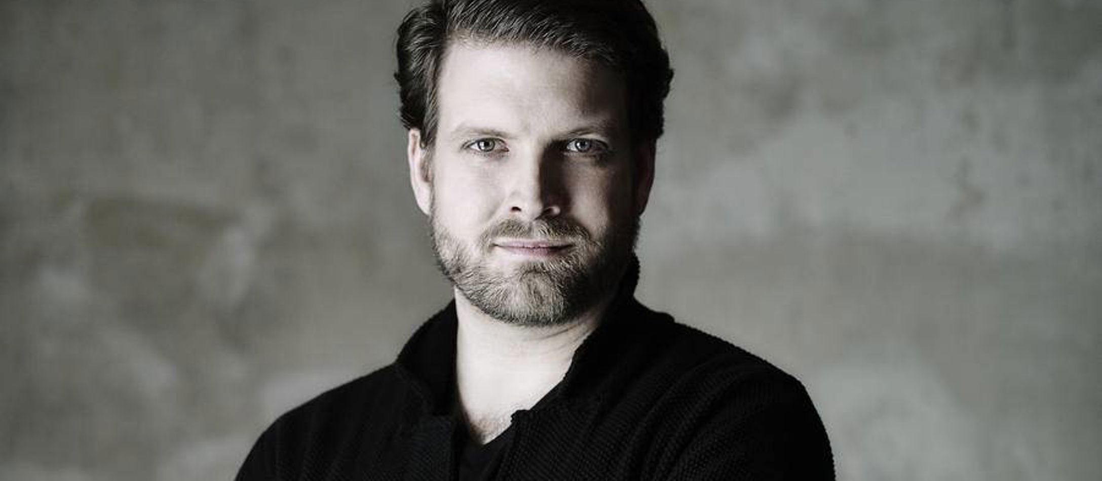 David Steffens med korslagte armen iført sort skjorte