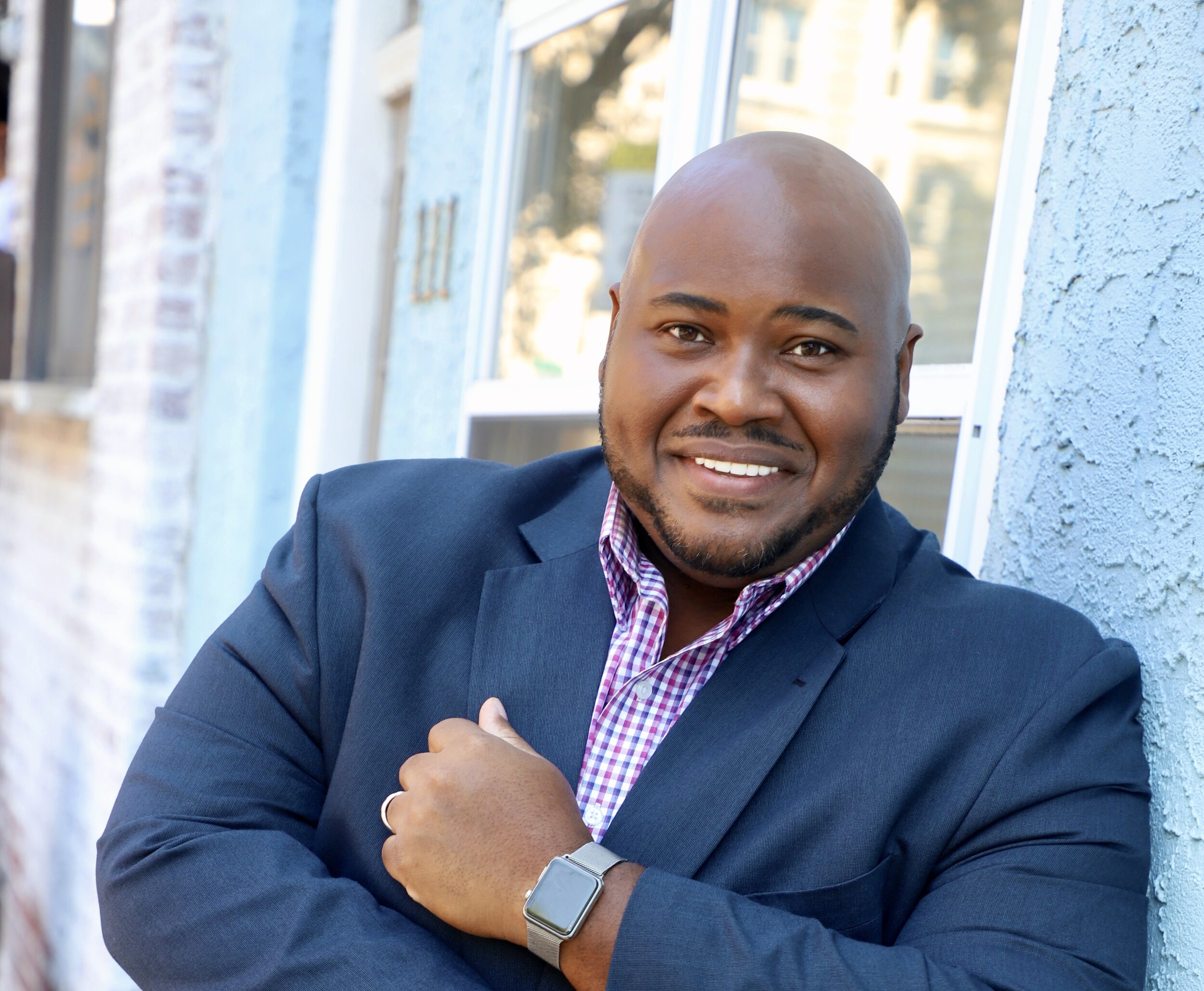 Issachah Savage smiler stort iført blå jakkesæt