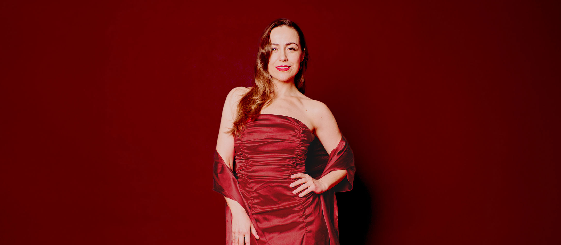 Maria Lucia i rød kjole