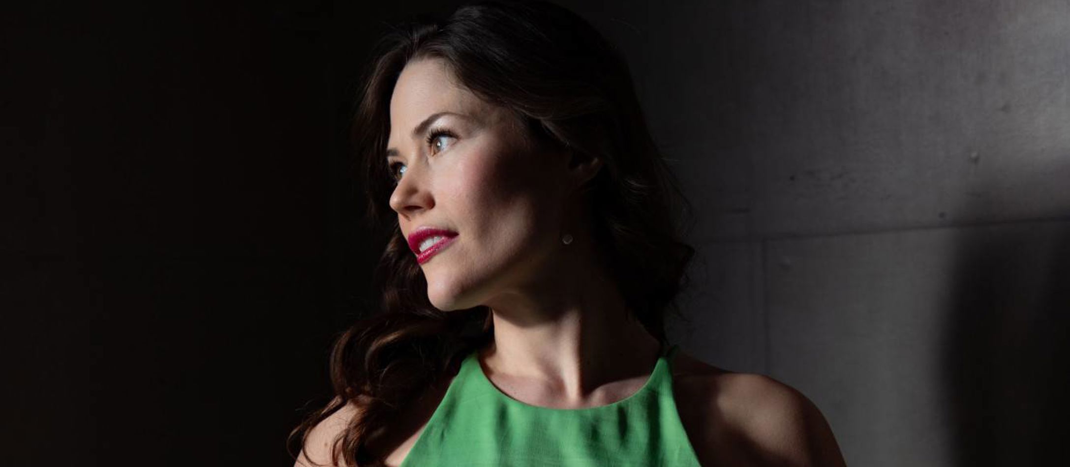 Clara Cecilie Thomsen iført elegant grøn silkekjole