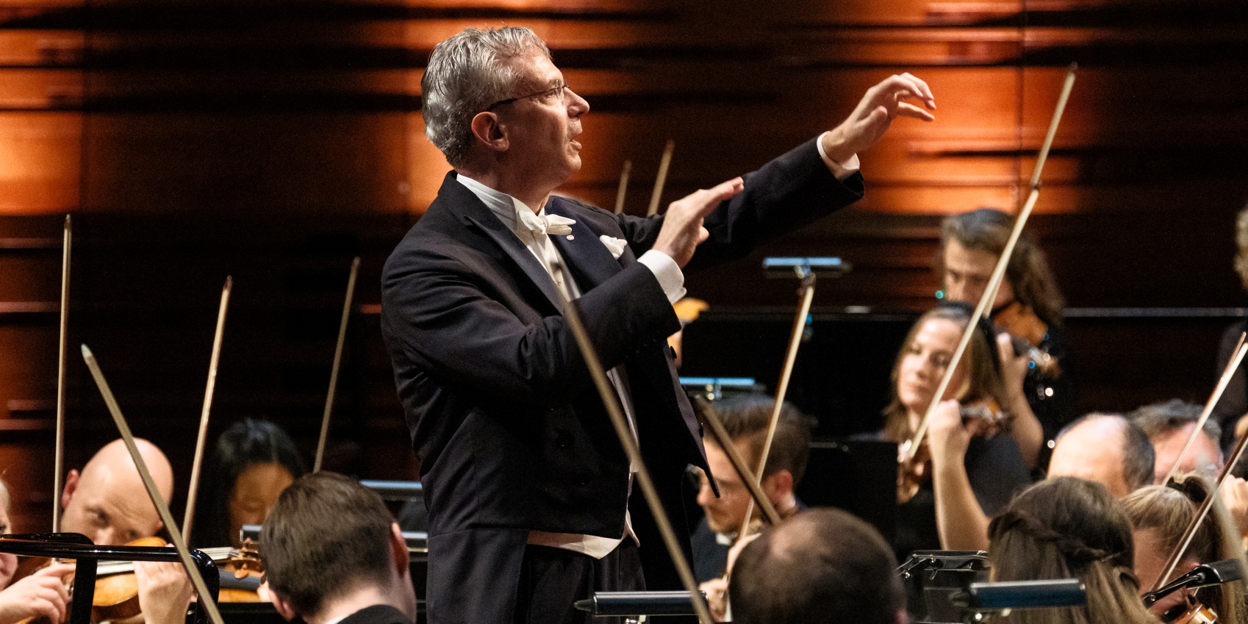 Mand dirigere orkester i DR Koncertsal