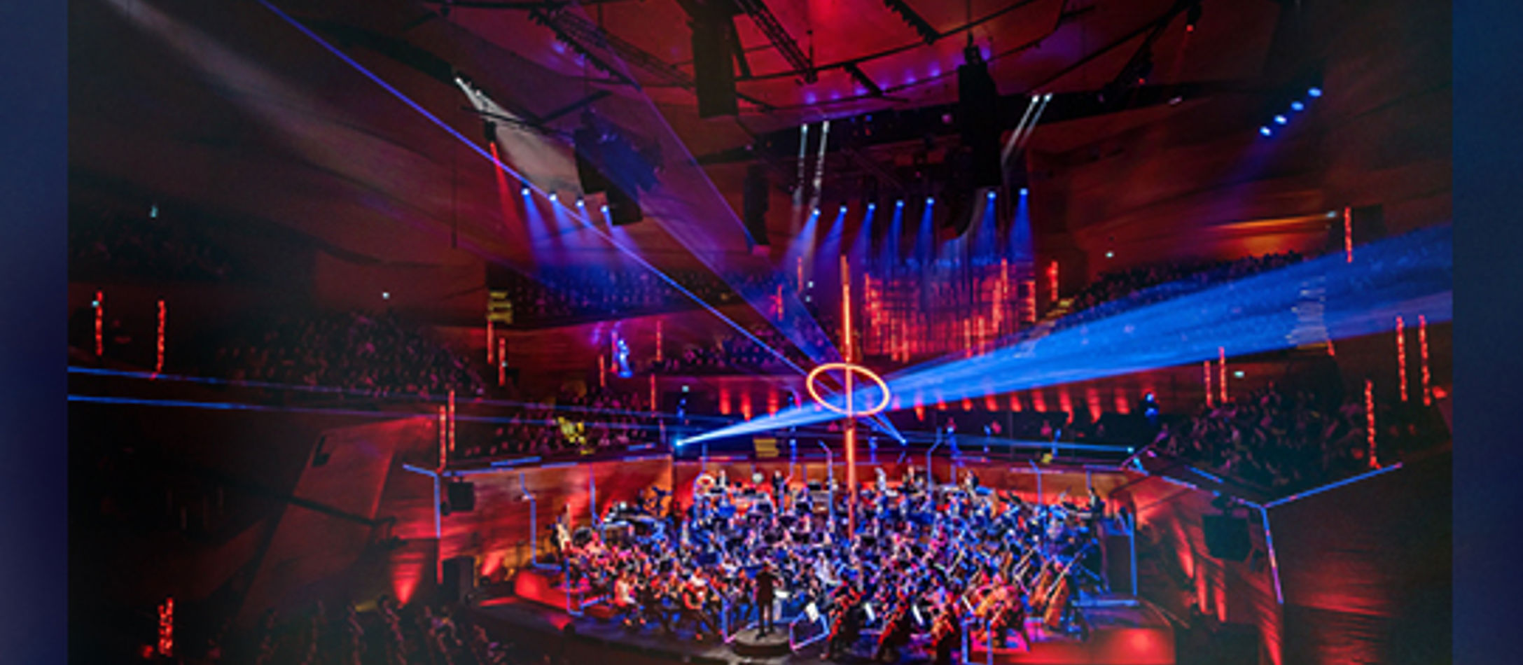 Koncertsalen i Vertigo til koncerten Gaming X Symphony 2024 oplyst i røde og lilla nuancer.