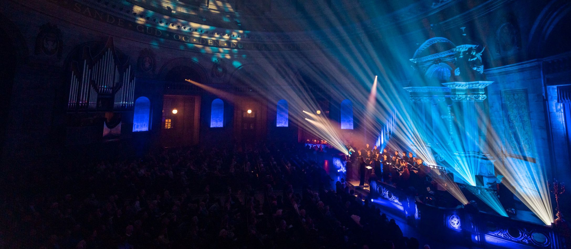 Kor i en kirke med lyseffekter omkring dem.