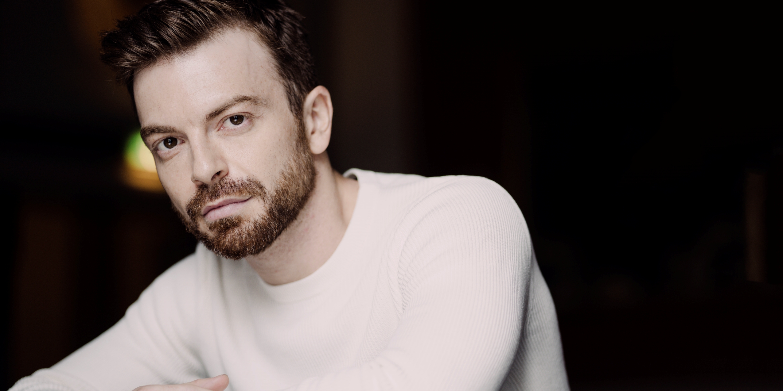 Pianist David Kadouch i hvid bluse