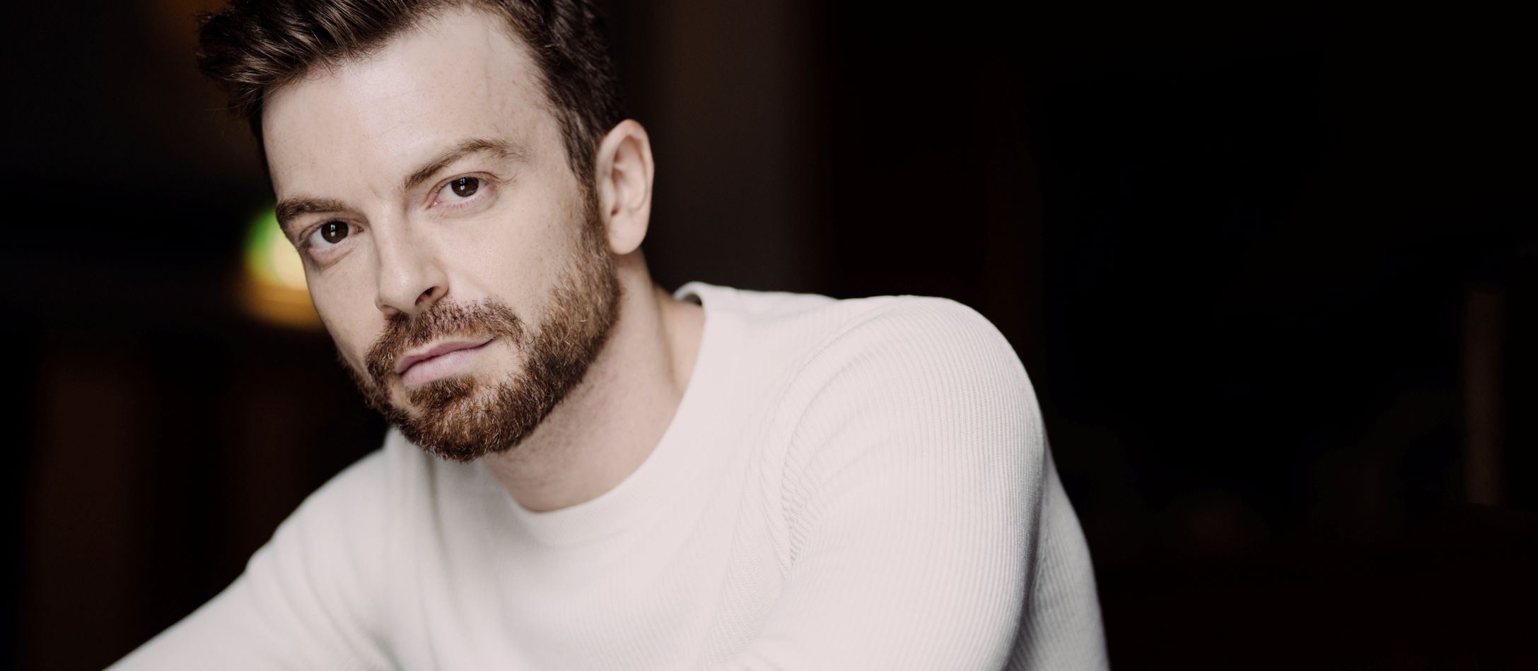 Pianist David Kadouch i hvid bluse