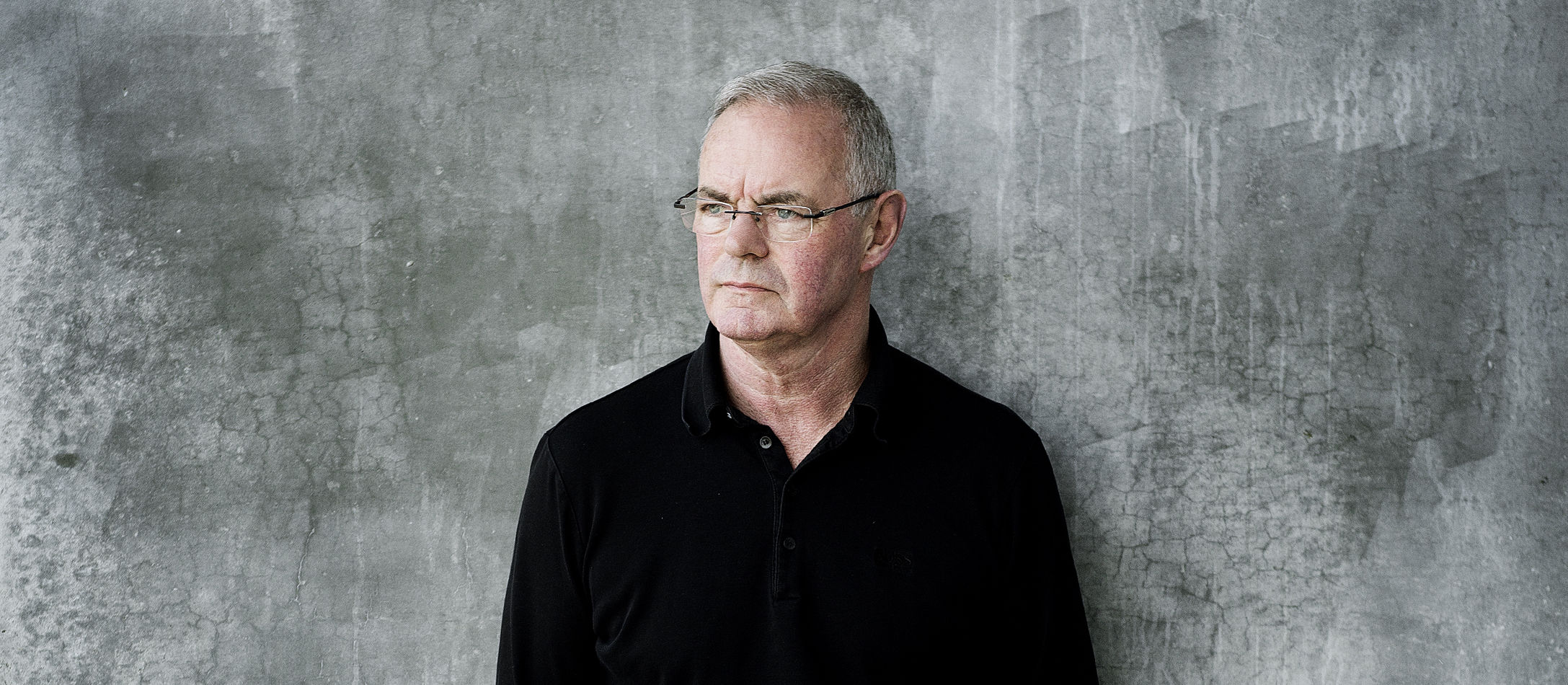 Marcus Creed foran betonvæg