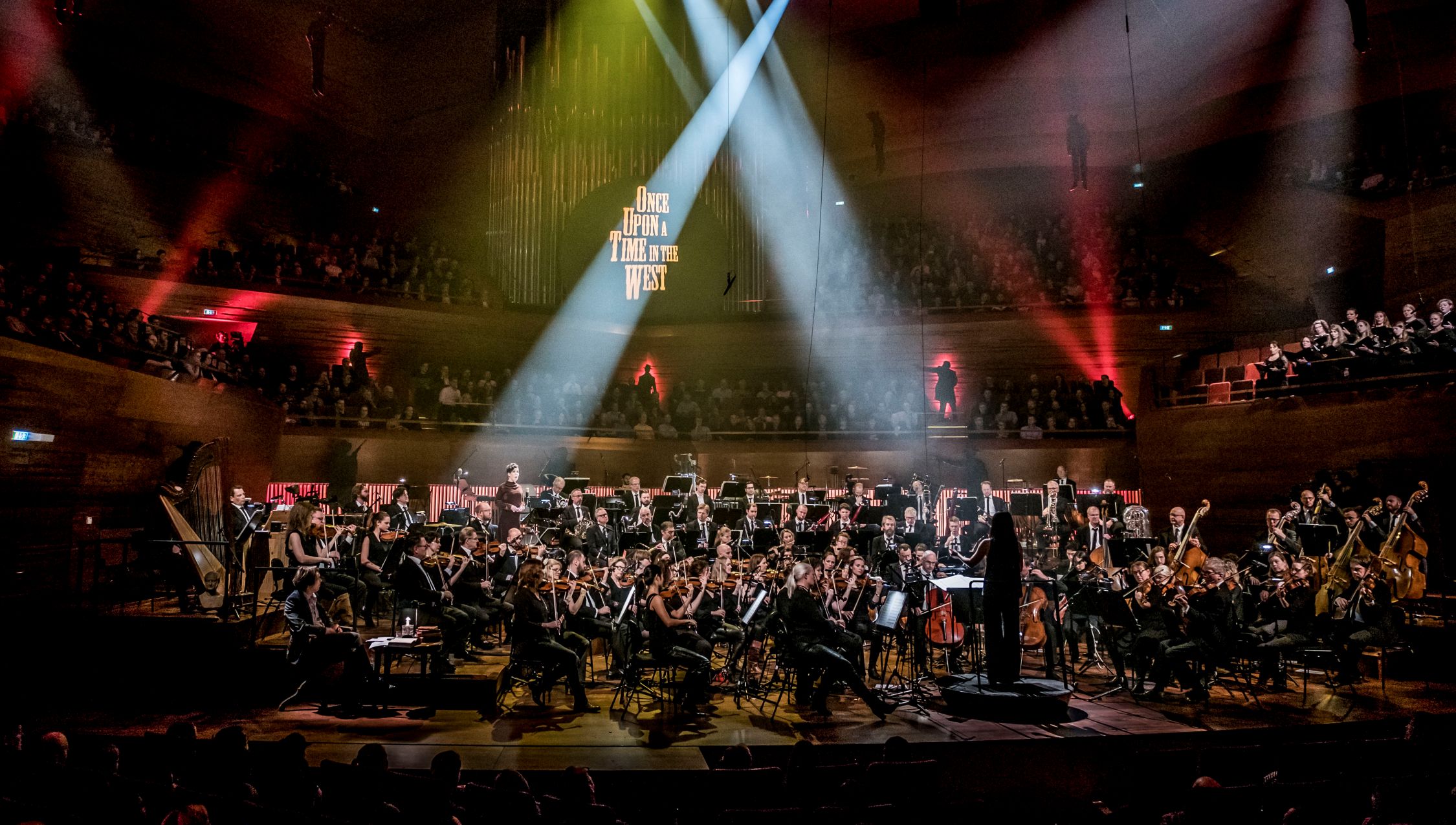 DR Symfoniorkester spiller til temakoncerten kaldet Once upon a time oplyst af flotte farver i dunkel setting.