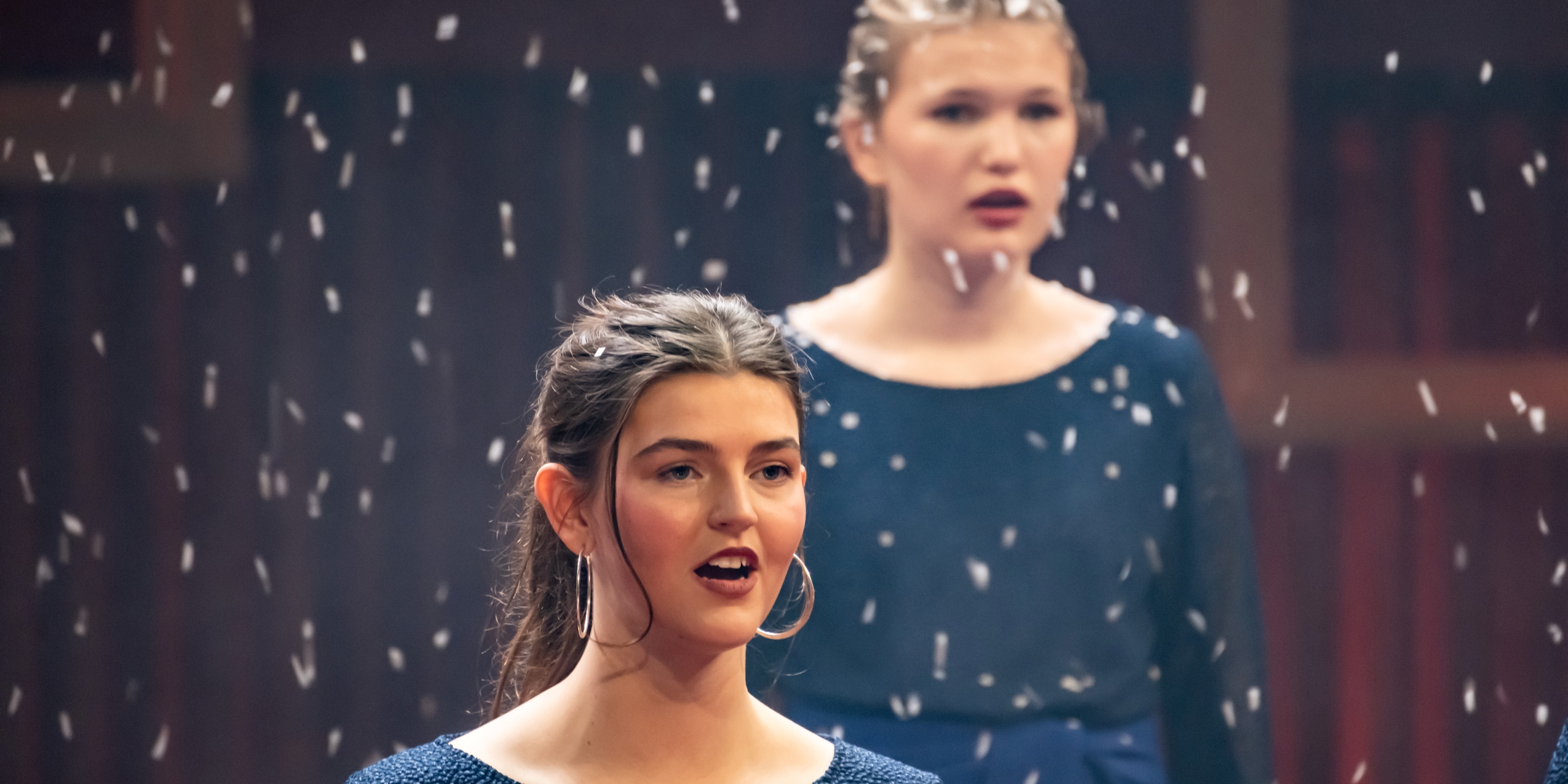 To piger fra koret synger