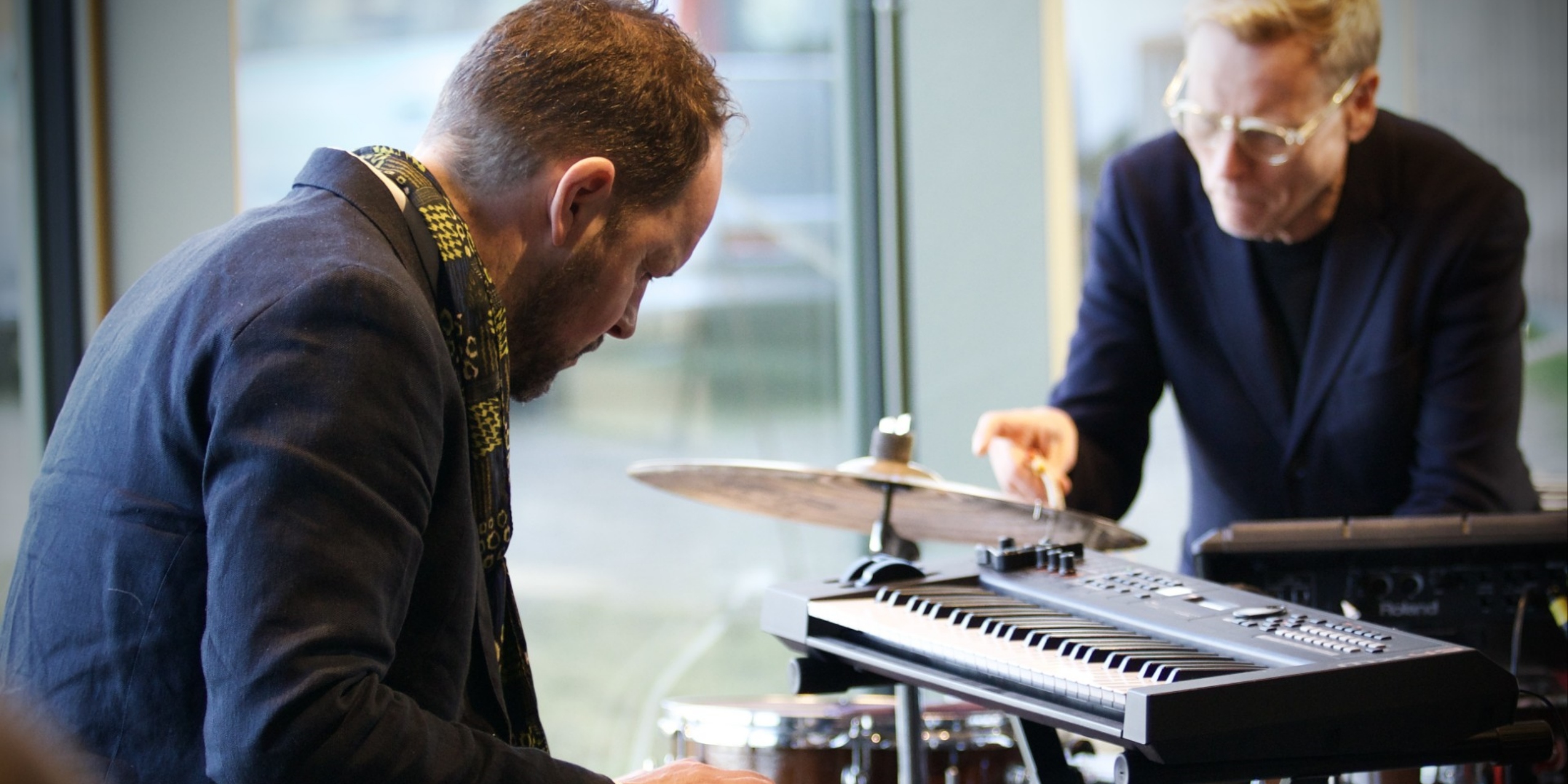 Gustaf Ljunggren og Emil De Waal sidder og spiller musik