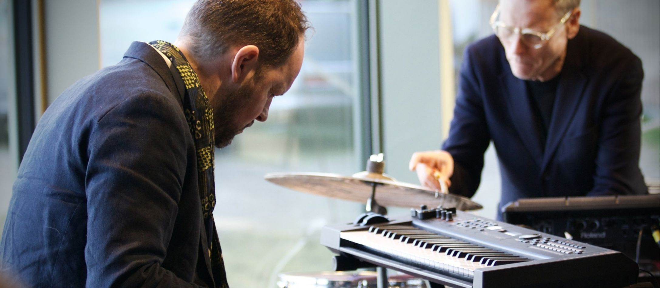 Gustaf Ljunggren og Emil De Waal sidder og spiller musik