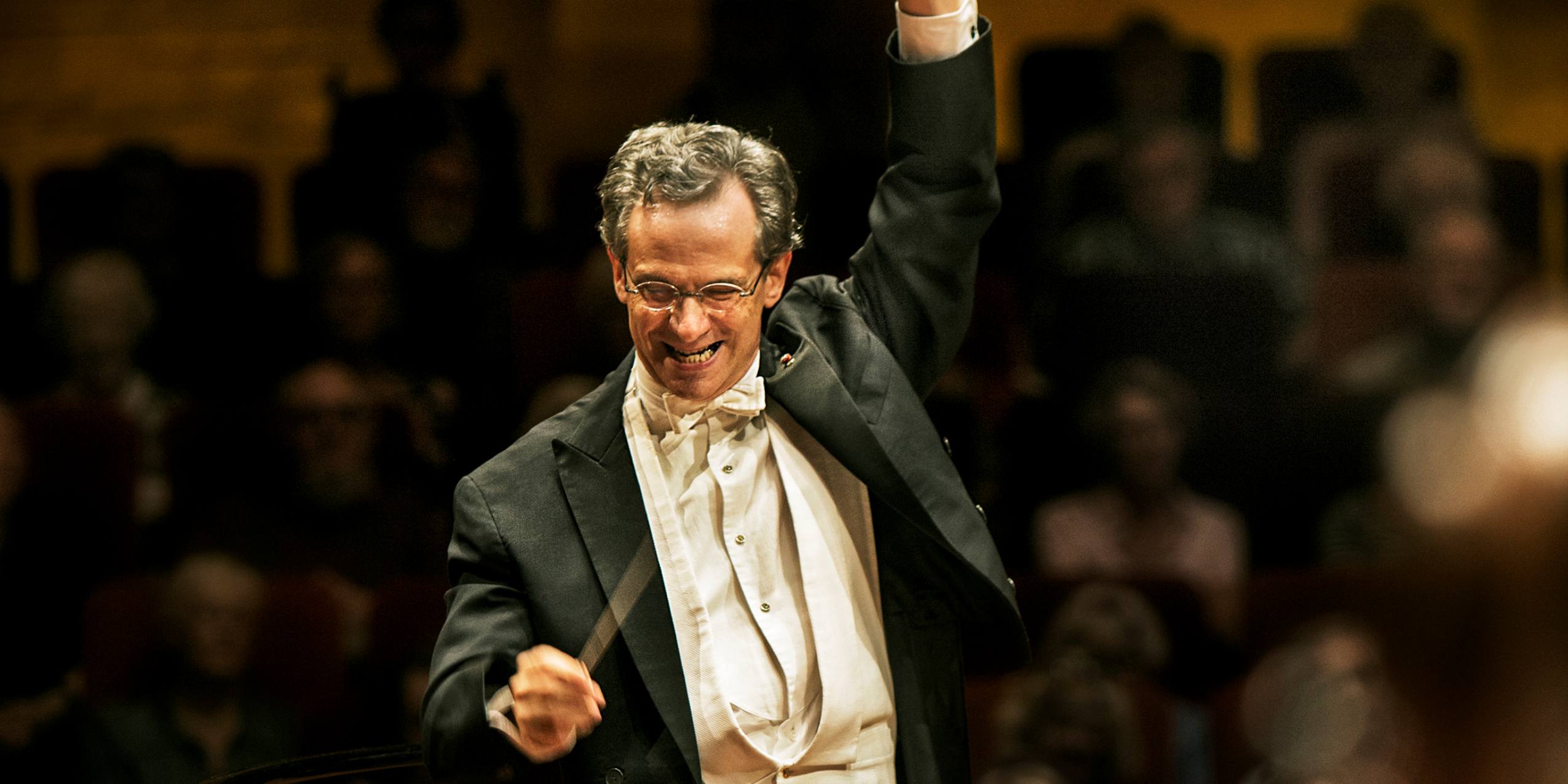 Nærbillede af Fabio Luisi der dirigerer 