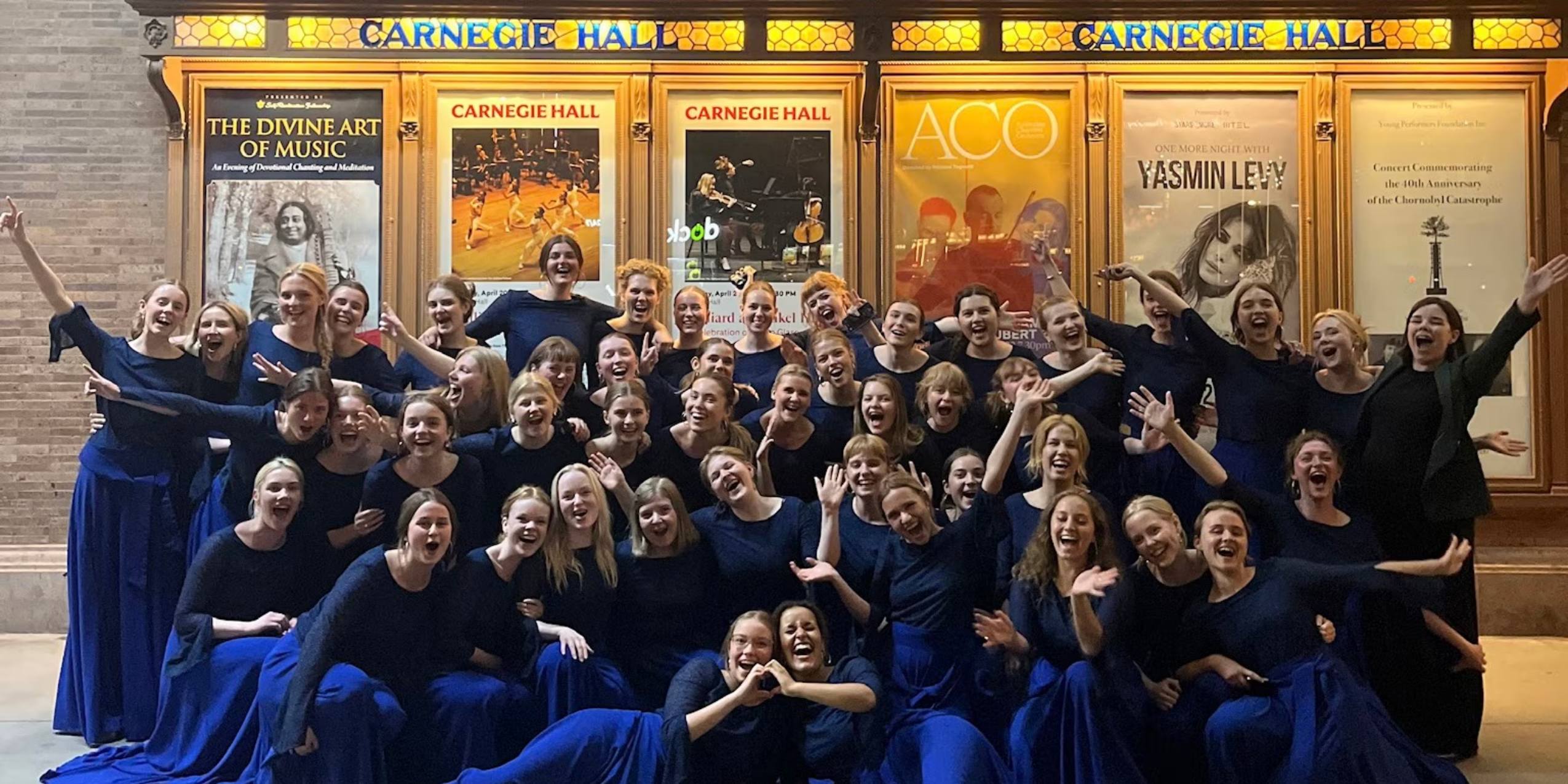 Hele DR Pigekoret i USA foran Carnegie Hall