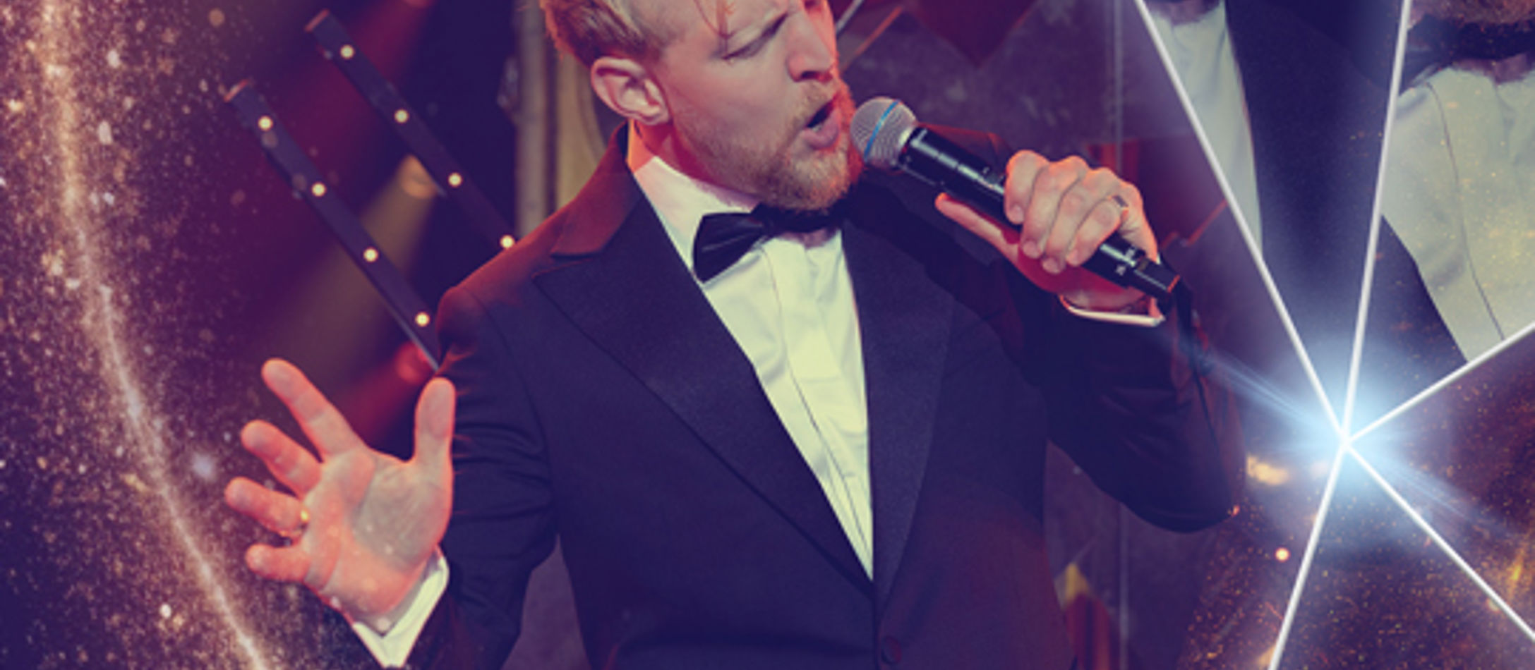 Pelle Emil Hebsgaard iført klassisk jakkesæt synger til Disneykoncert i Koncertsalen.