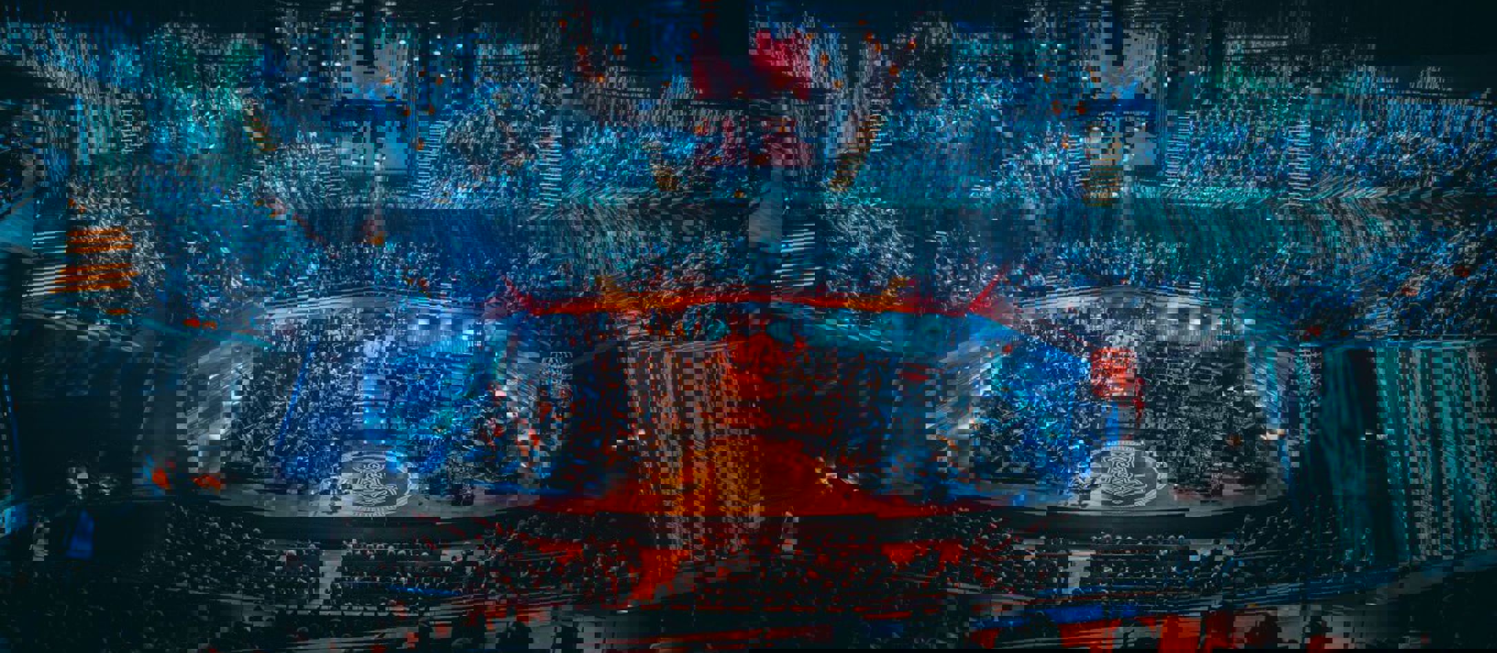 Koncertsalen oplyst i bølgende blå nuancer under koncerten Gaming X Symphony 2024.