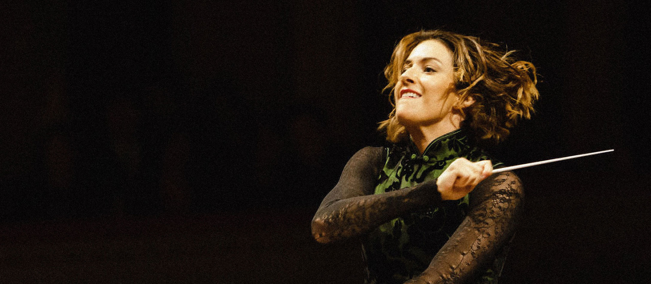 Dirigenten Alondra de la parra i færd med at dirigerer ved koncert.