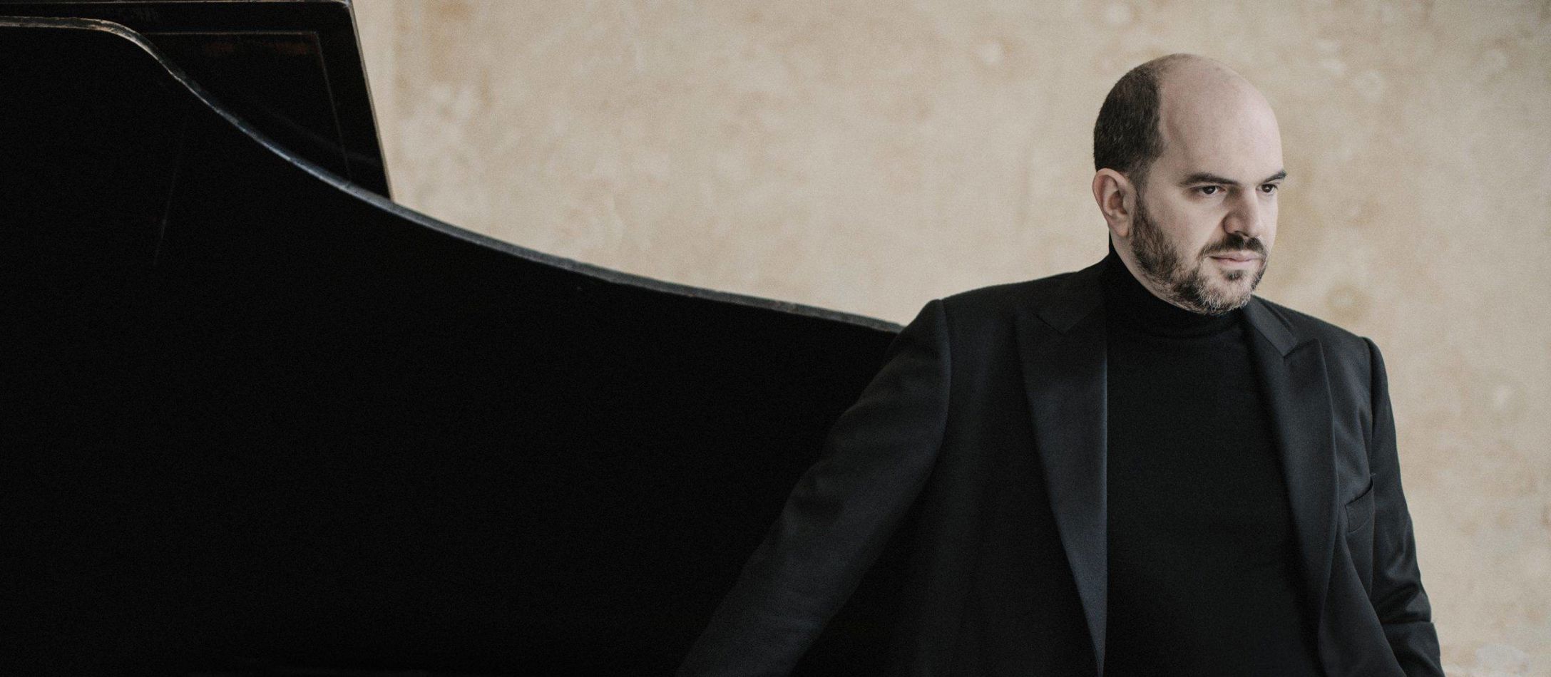 Kirill Gerstein iført sort beklædning foran flygel