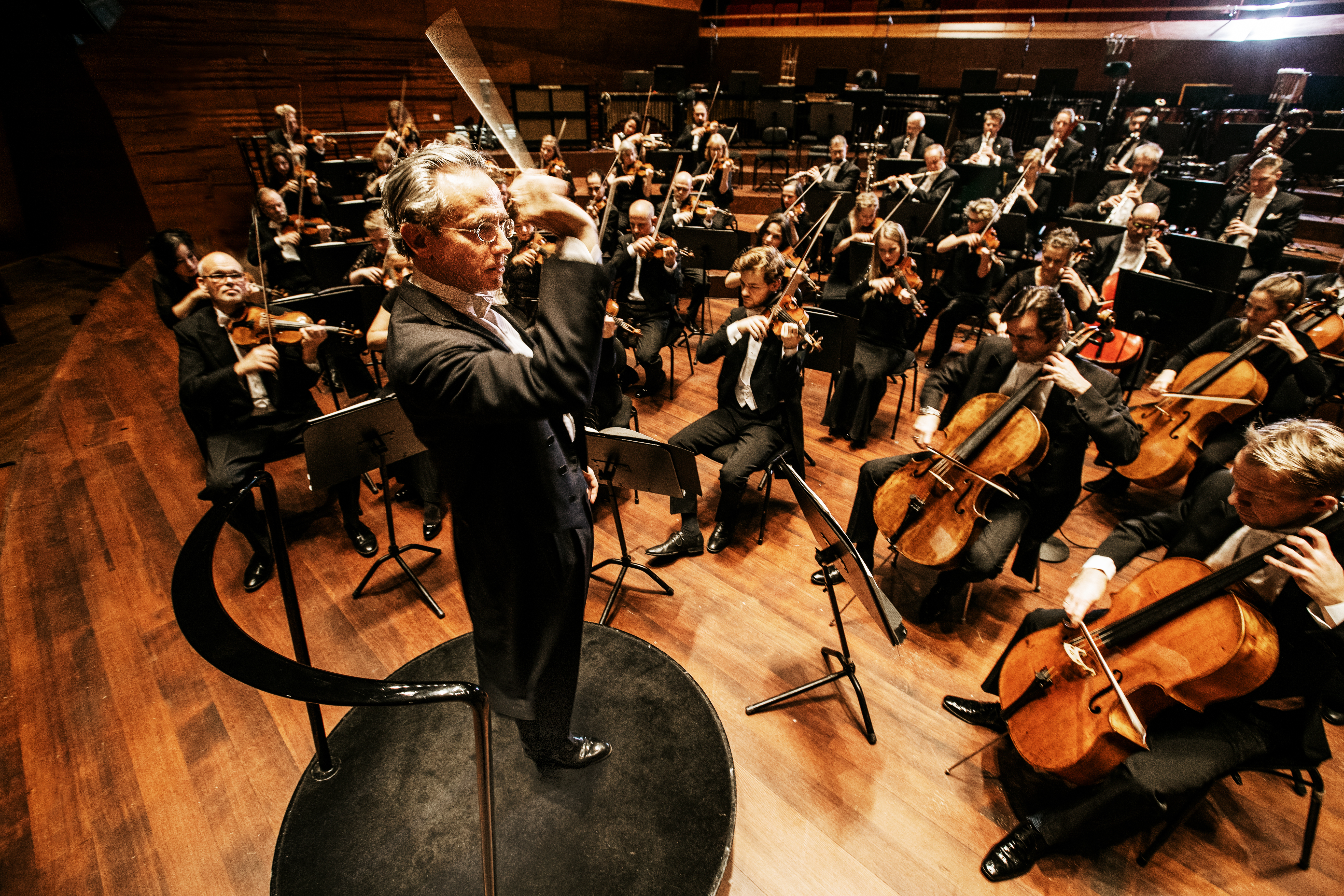 Fabio Luisi dirigerer foran orkesteret