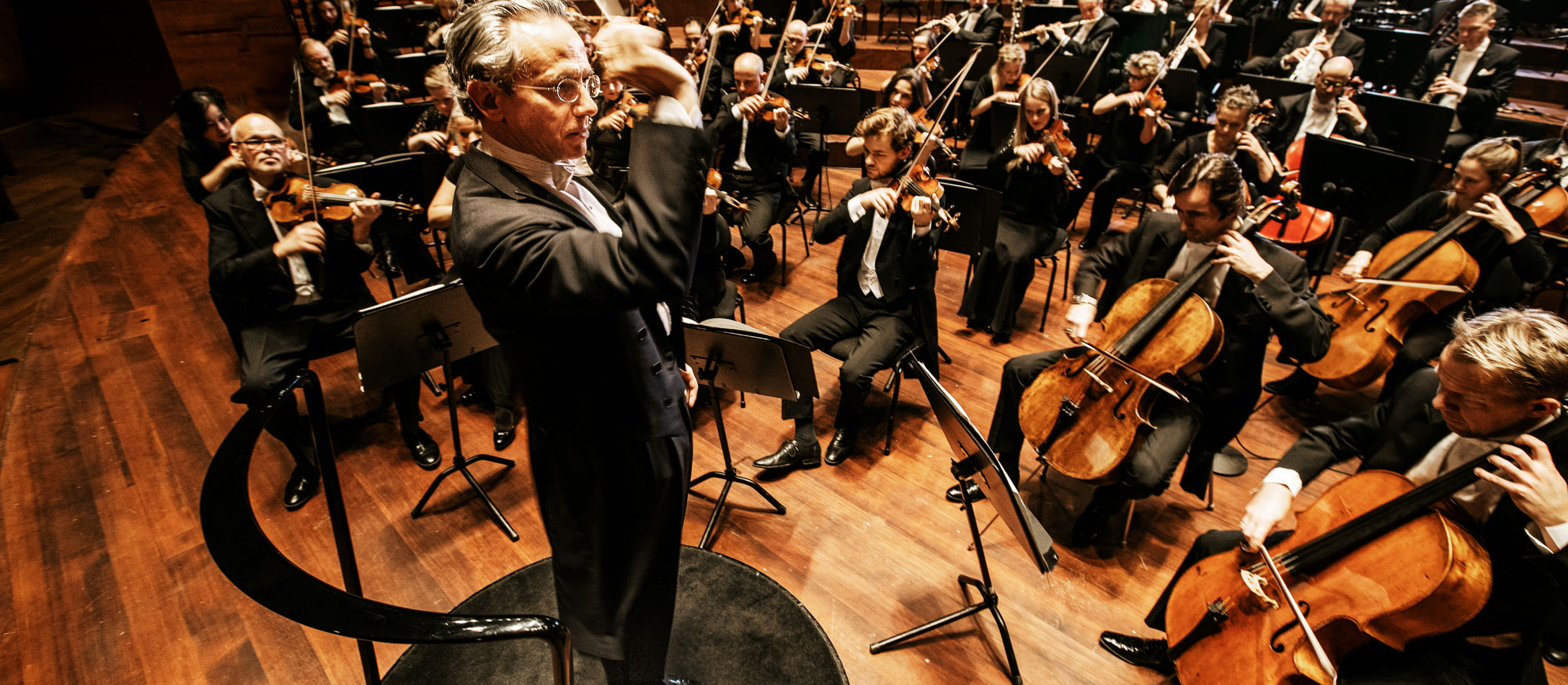 Fabio Luisi dirigerer foran orkesteret