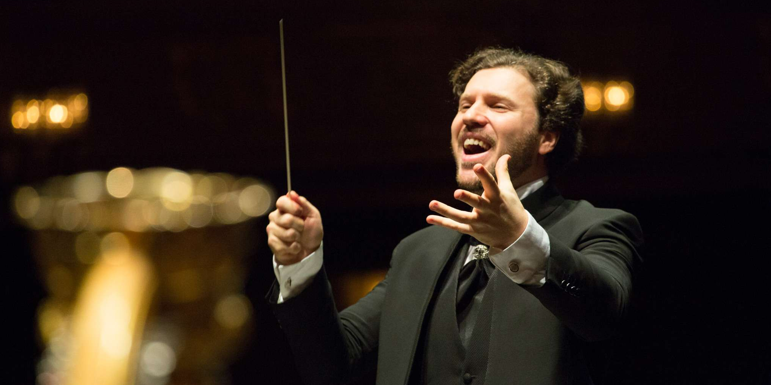 Dirigenten Stanislav Kochanovsky dirigerer til koncert i DR Koncertsalen. 