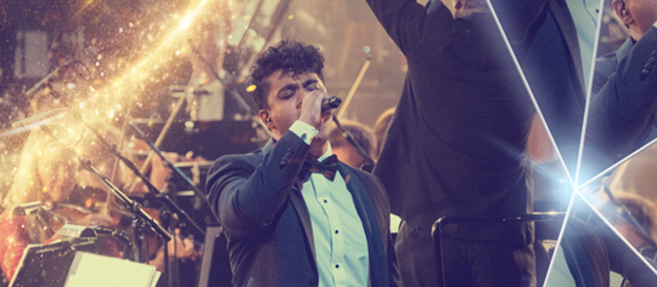 Diluckshan Jeyaratnam iført klassisk jakkesæt synger til Disneykoncerten i Koncertsalen.