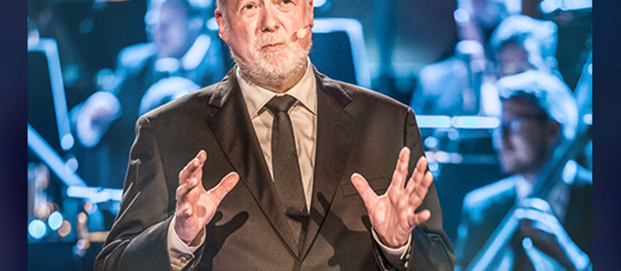Vært Jakob Stegelmann i klassisk jakkesæt til koncerten Gaming X Symphony 2024 i Koncertsalen.