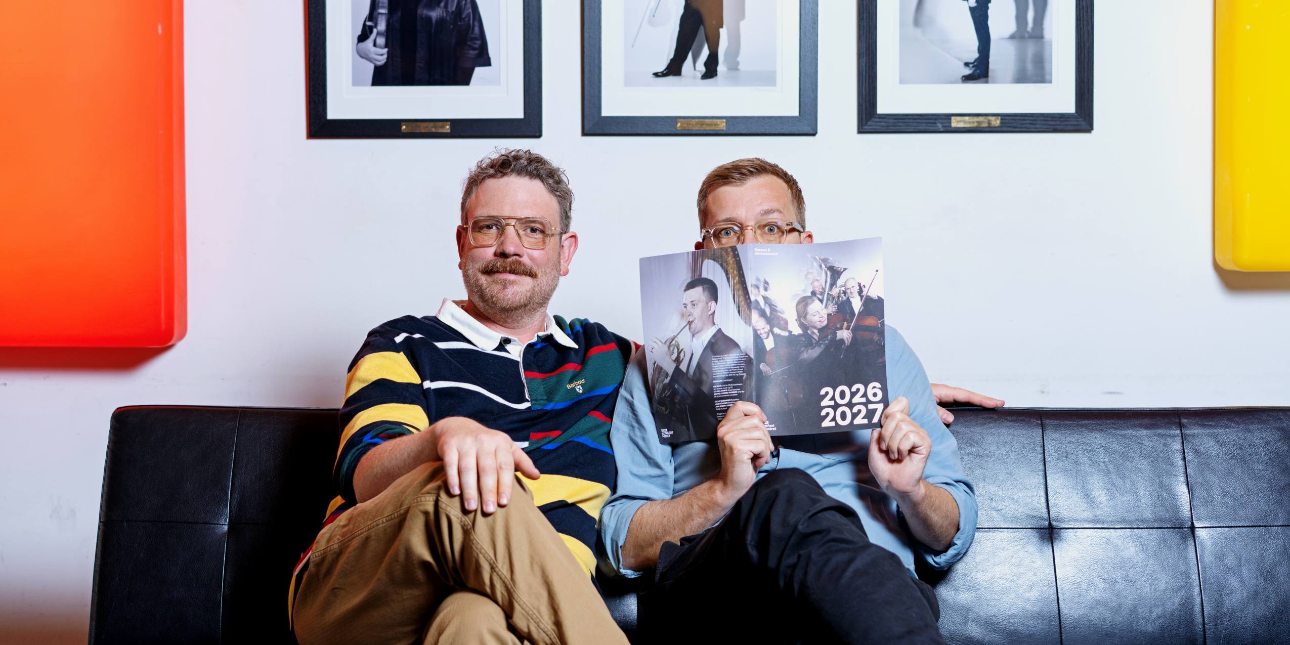 Frederik Cilius og Rasmus Bruun bladrer i DR Symfoniorkestrets sæsonbrochure