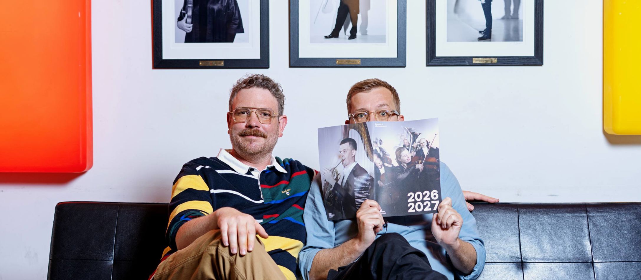 Frederik Cilius og Rasmus Bruun bladrer i DR Symfoniorkestrets sæsonbrochure