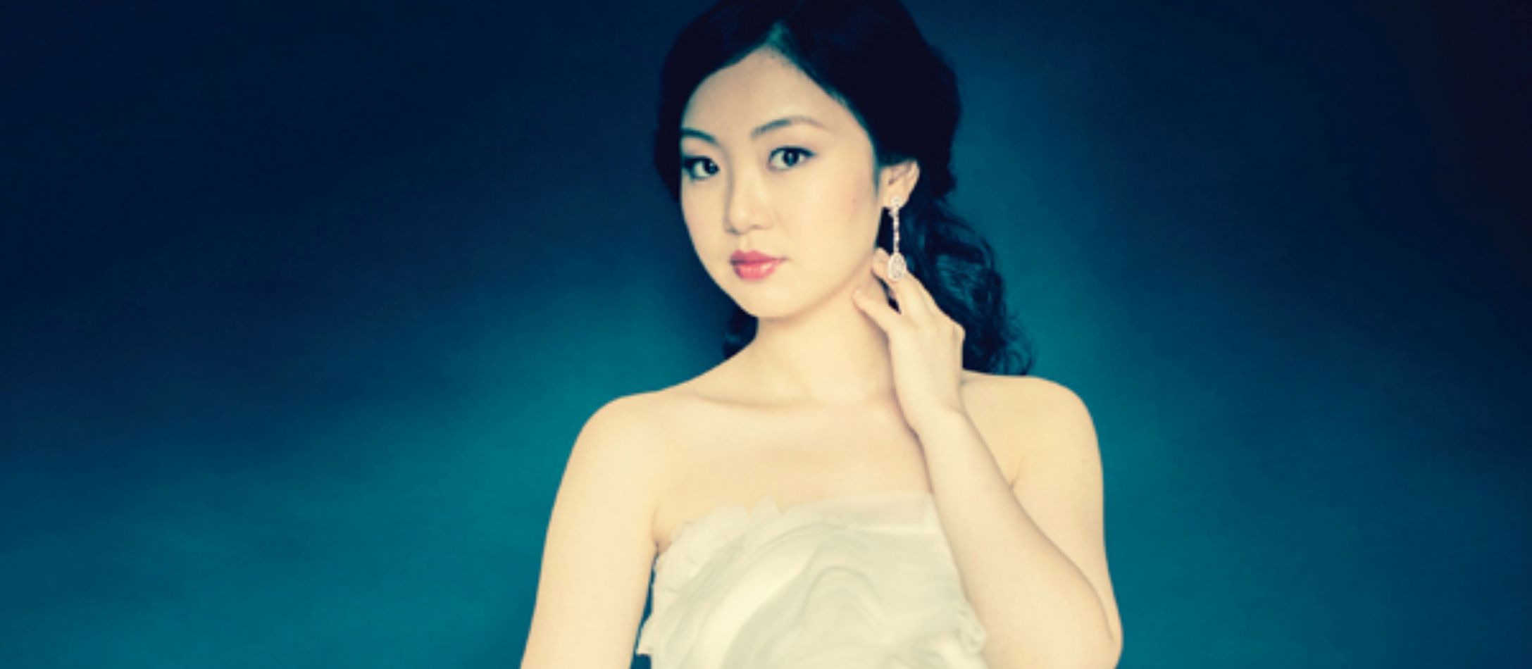 Kvinde i hvid kjole med mørkeblå baggrund