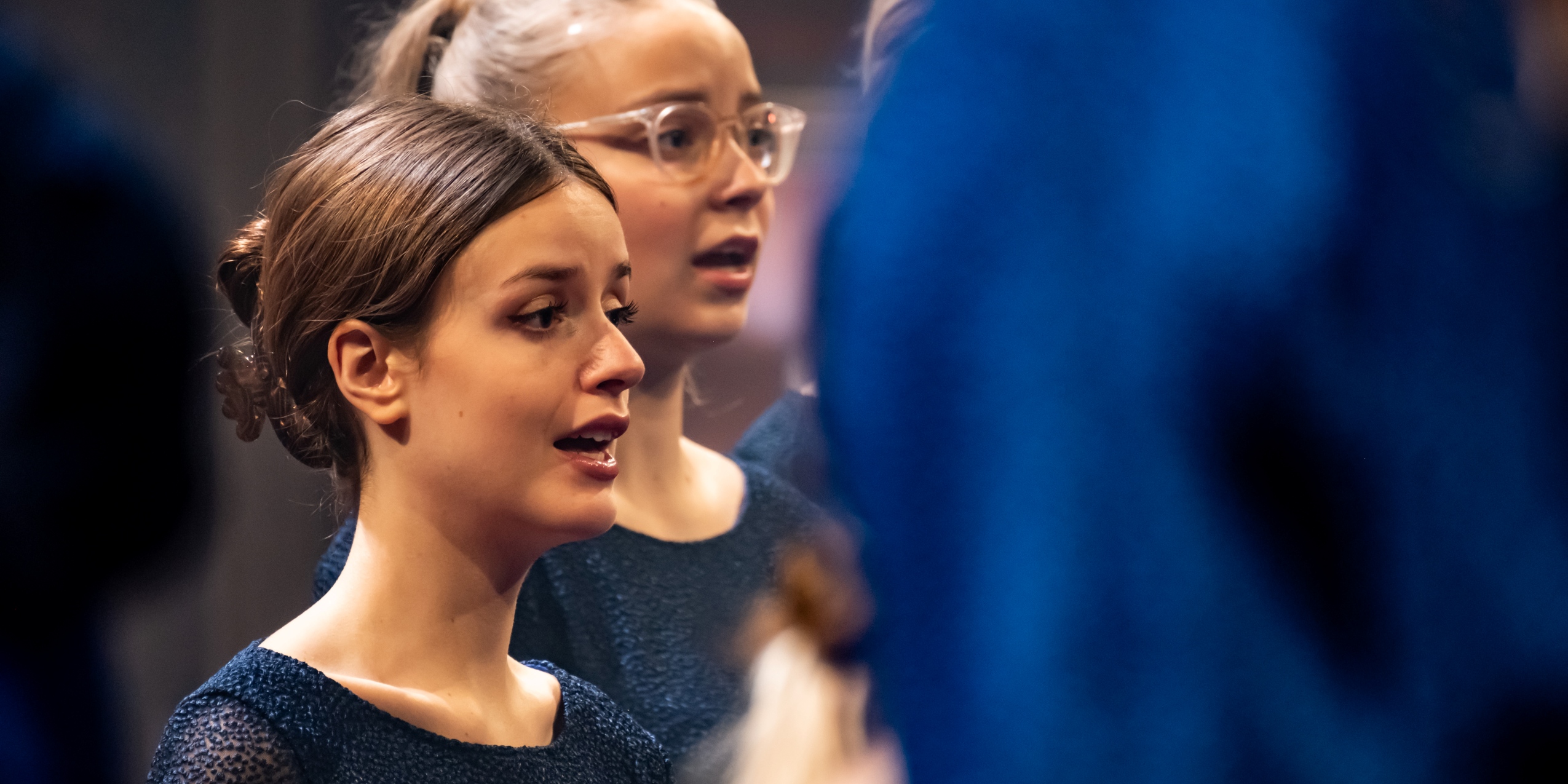 Pige fra koret synger