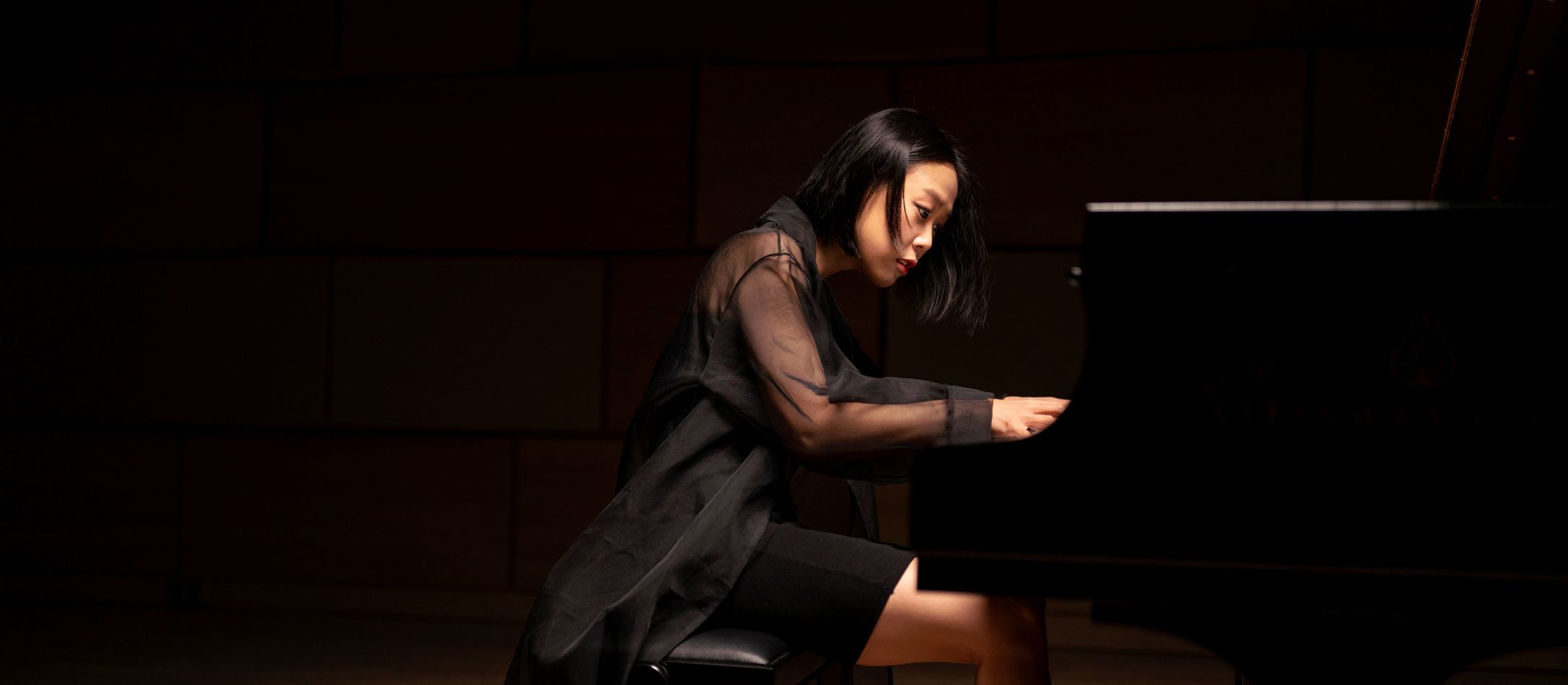 Yeol Eum Son spiller dramatisk på flygel iført sort elegant kjole