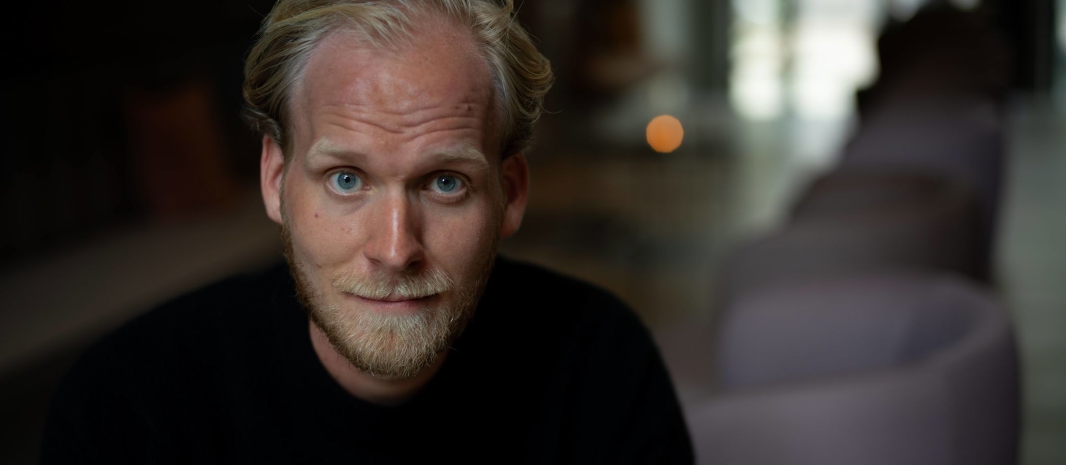 Christian Øland  iført mørk bluse