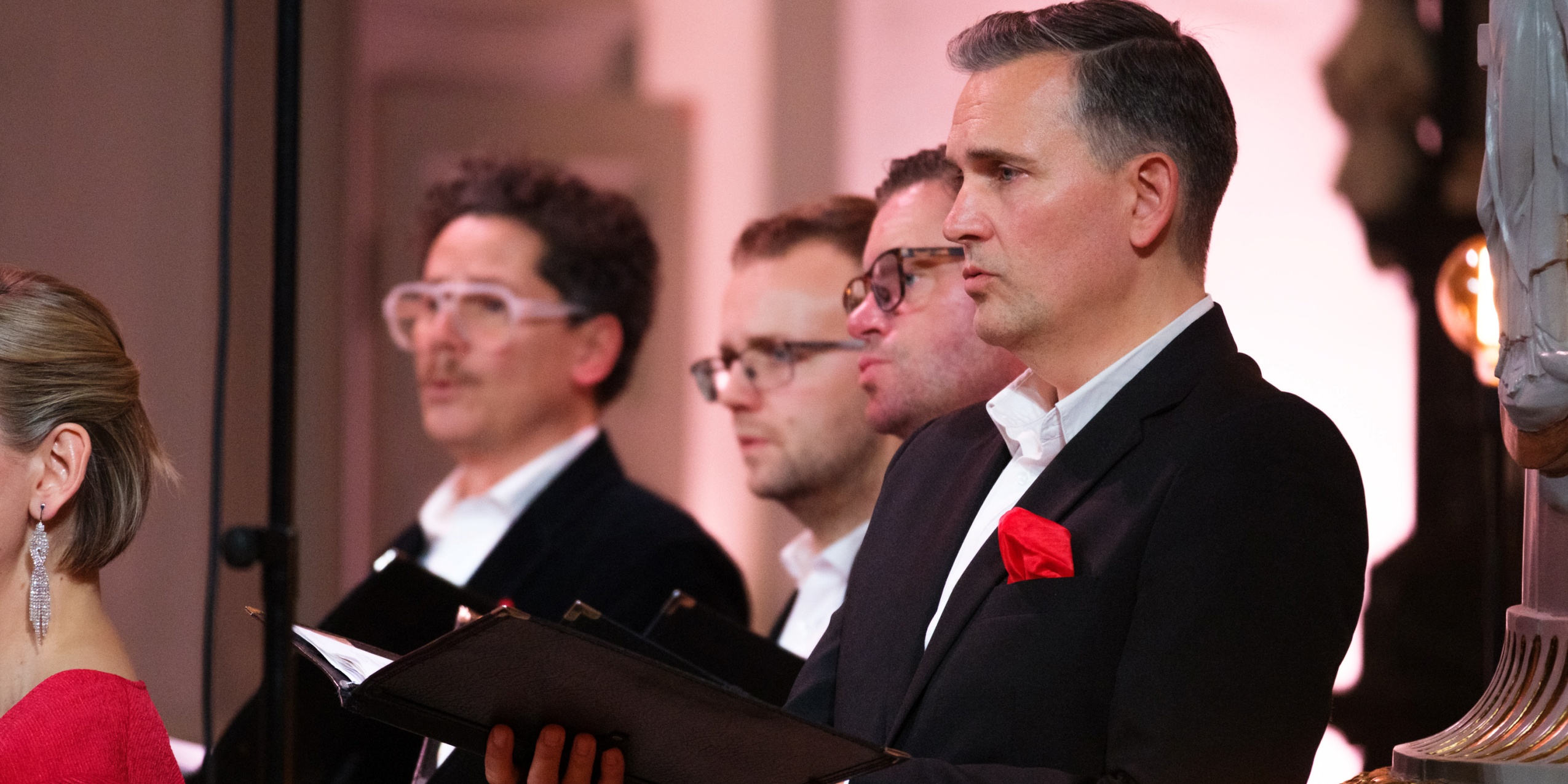 Korsangere synger i en kirke.