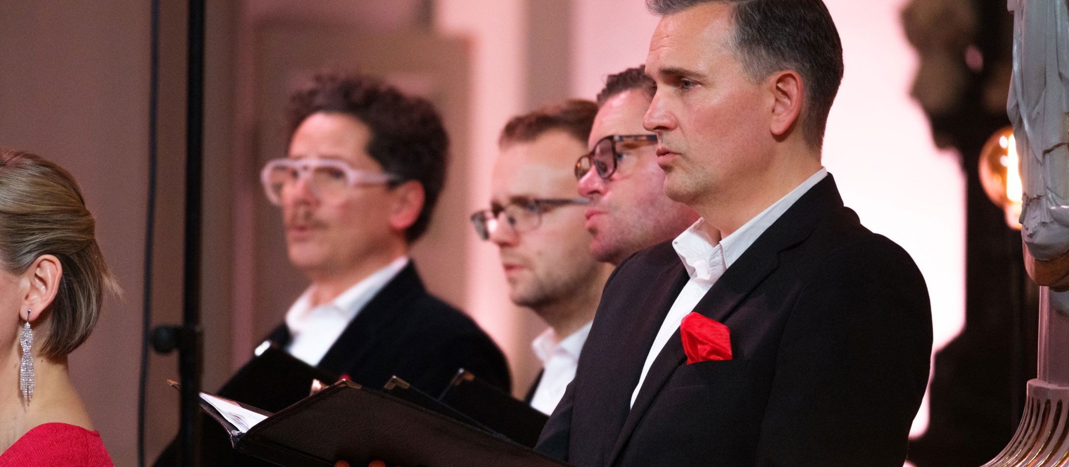 Korsangere synger i en kirke.