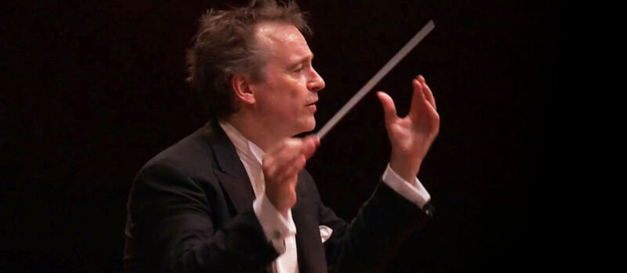 Jonathan Nott iført klassisk jakkesæt dirigerer