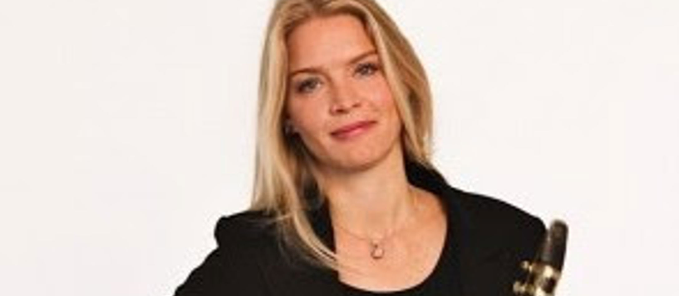 Jeanette Balland står med sin saxofon