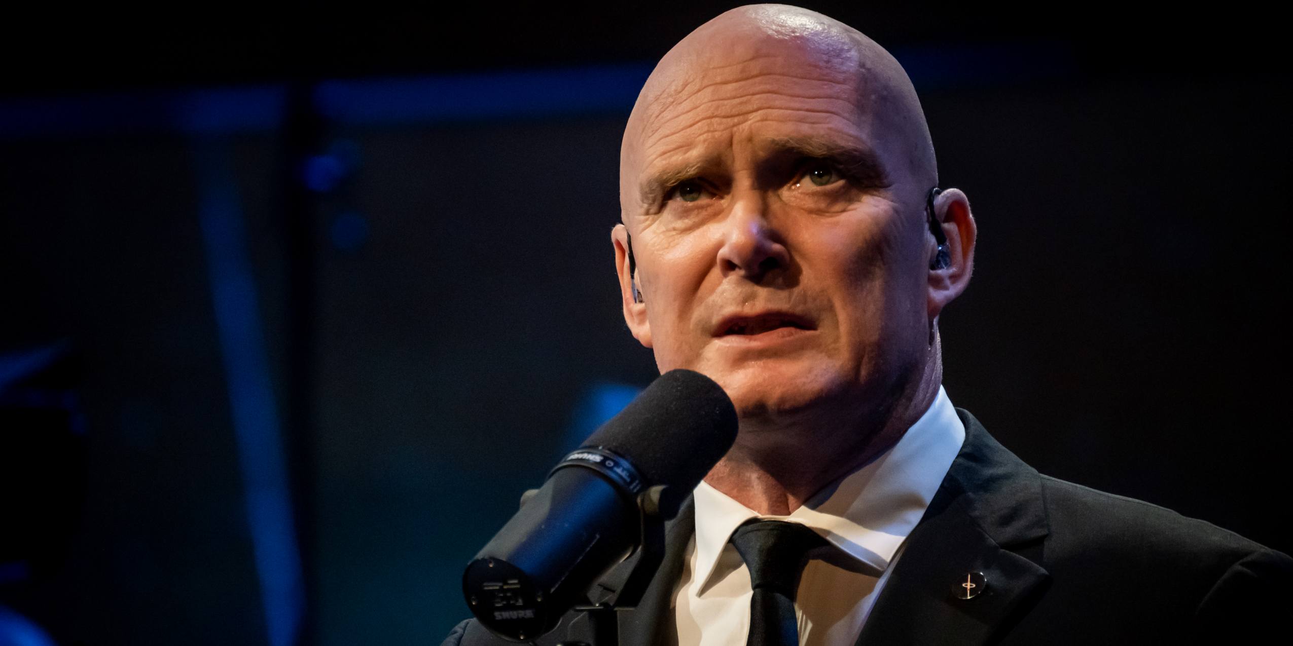 Nærbillede af David Bateson med mikrofon
