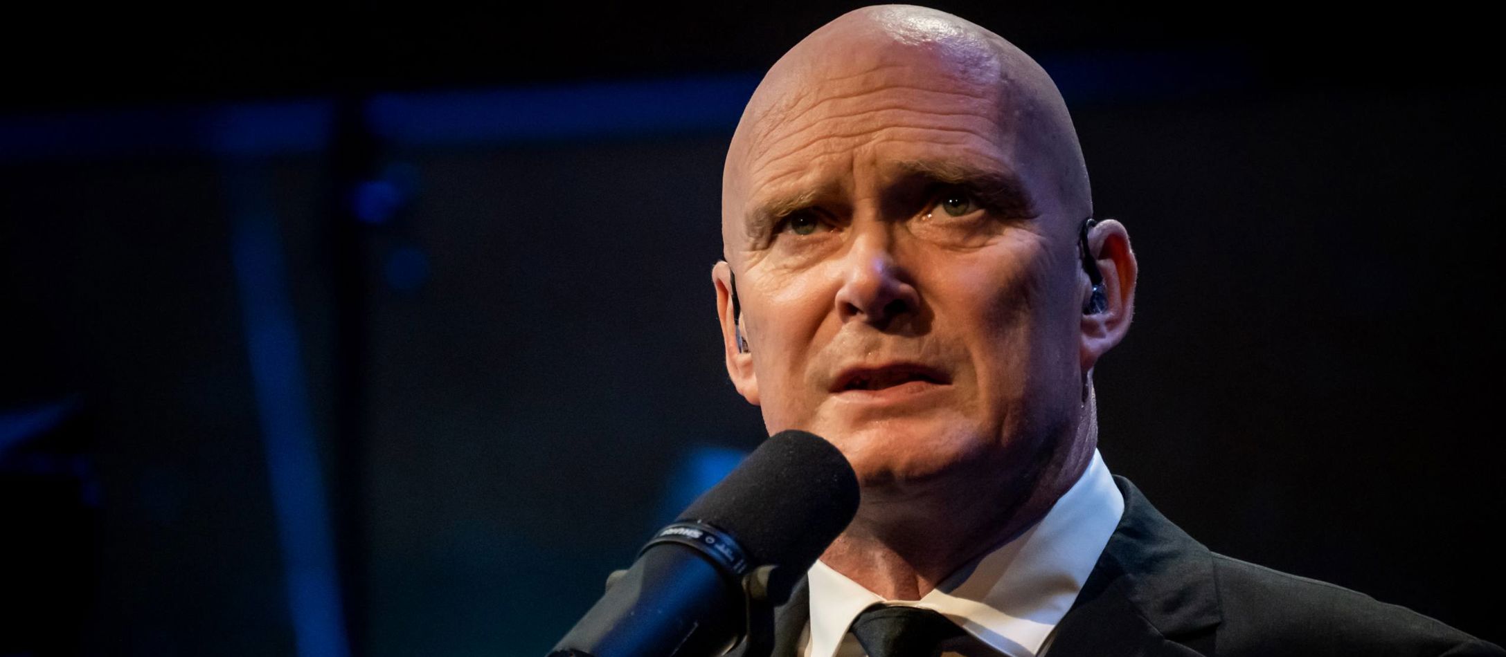 Nærbillede af David Bateson med mikrofon