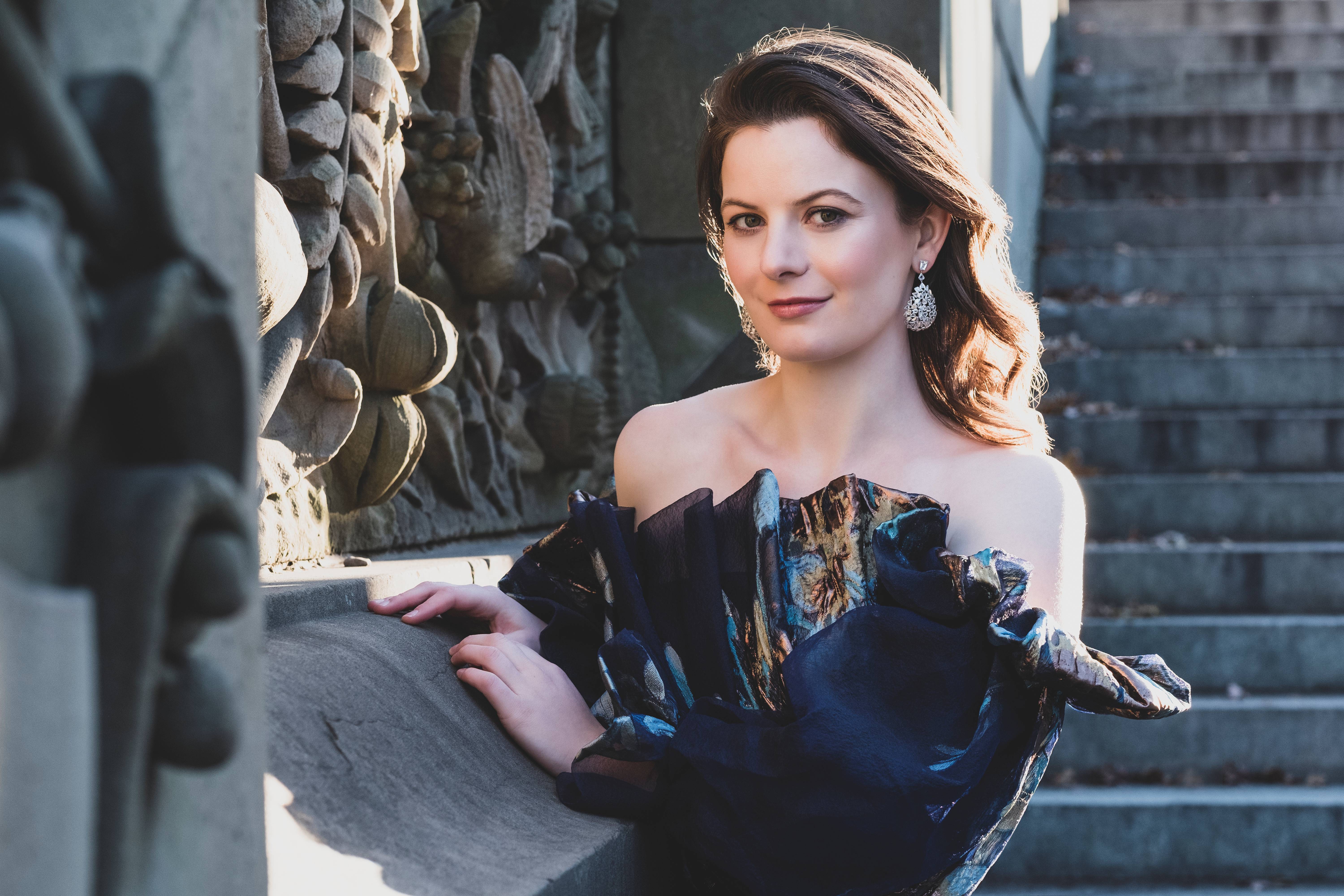 Liv Redpath iført elegant kjole foran trappesten