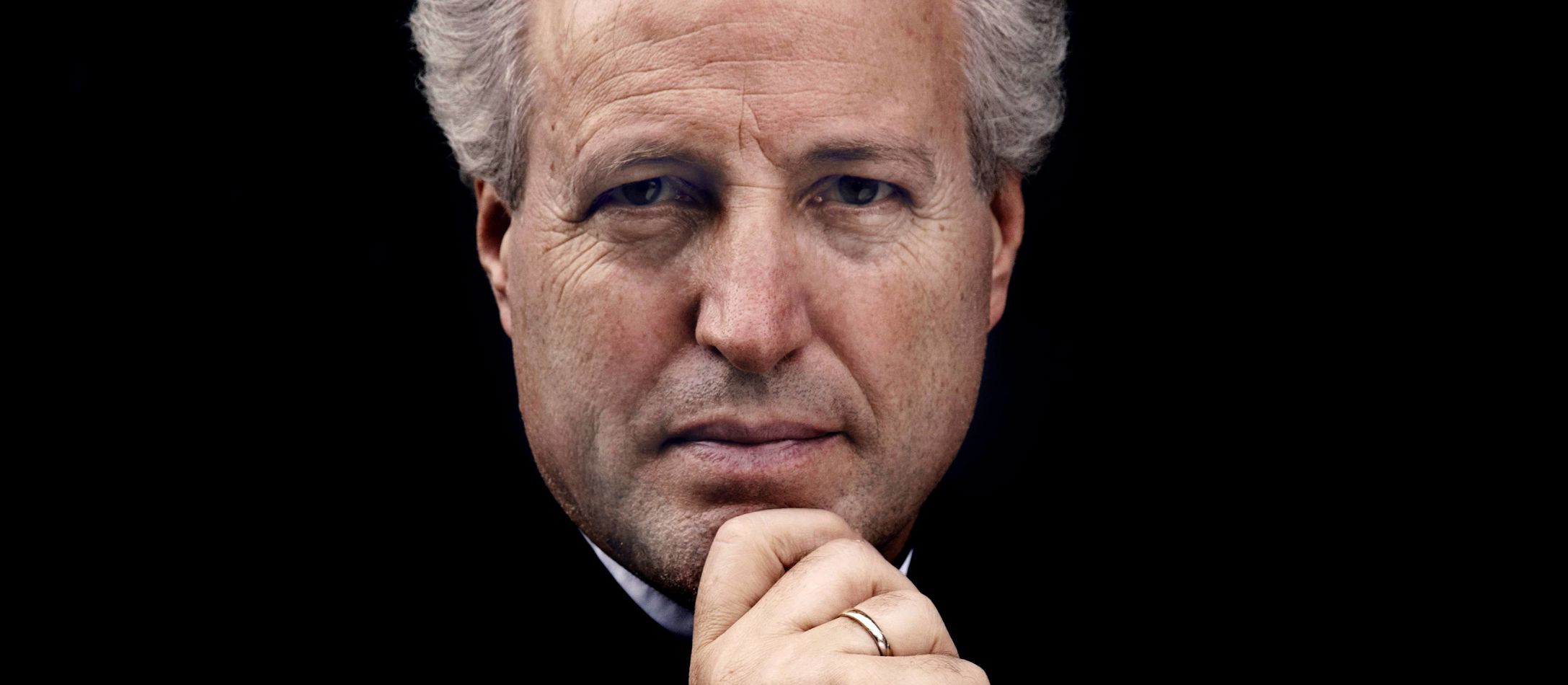 Manfred Honeck i centrum foran sort baggrund